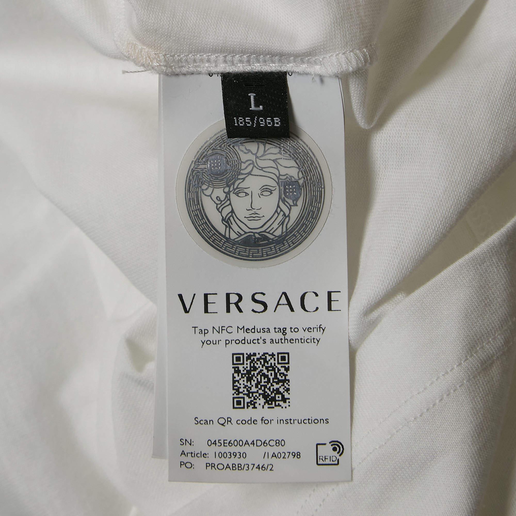 Versace White Rhinestone Logo Jersey Michel Fit T-Shirt L Neuf - En vente à Dubai, Al Qouz 2