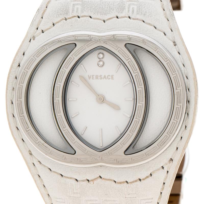 This Versace wristwatch will surely be an upbeat addition to your casual style. The watch has a design of two overlapping circles and the white dial resides within the vesica pisces(the area of intersection). On the dial, there are stick hour