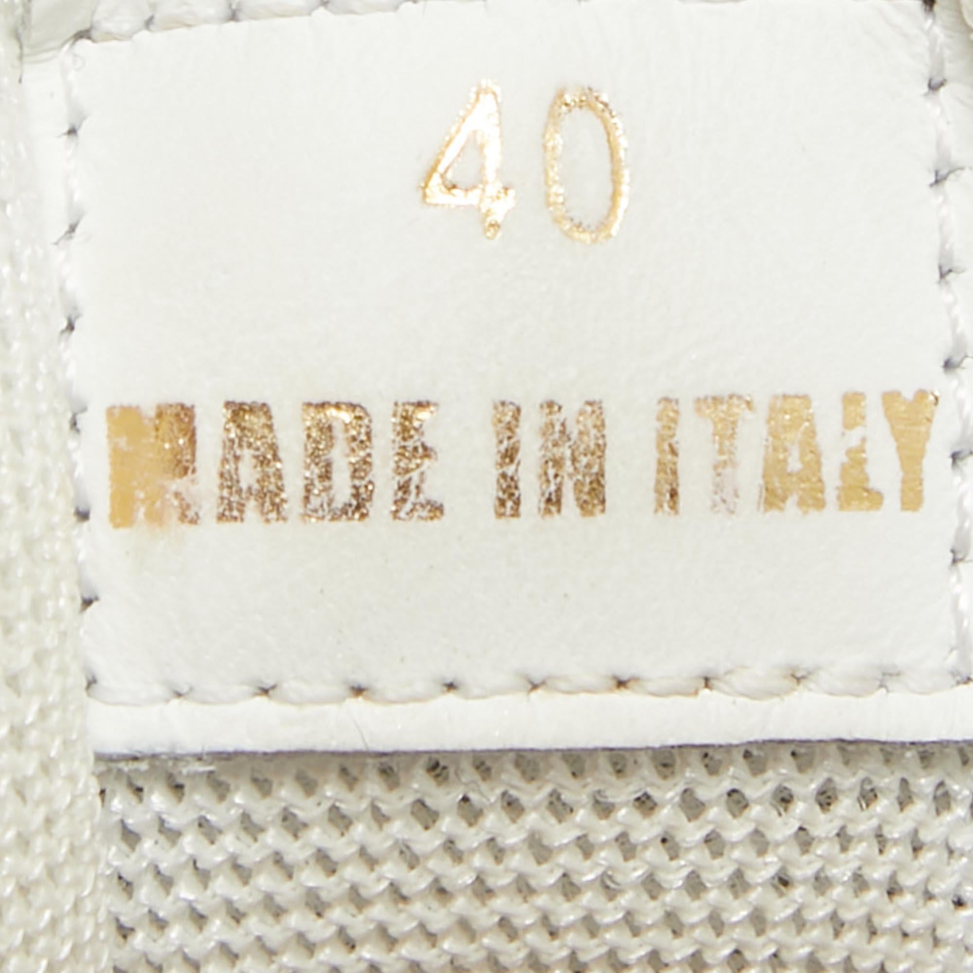 Versace Baskets réaction en daim et cuir blanc avec chaîne, taille 40 en vente 1