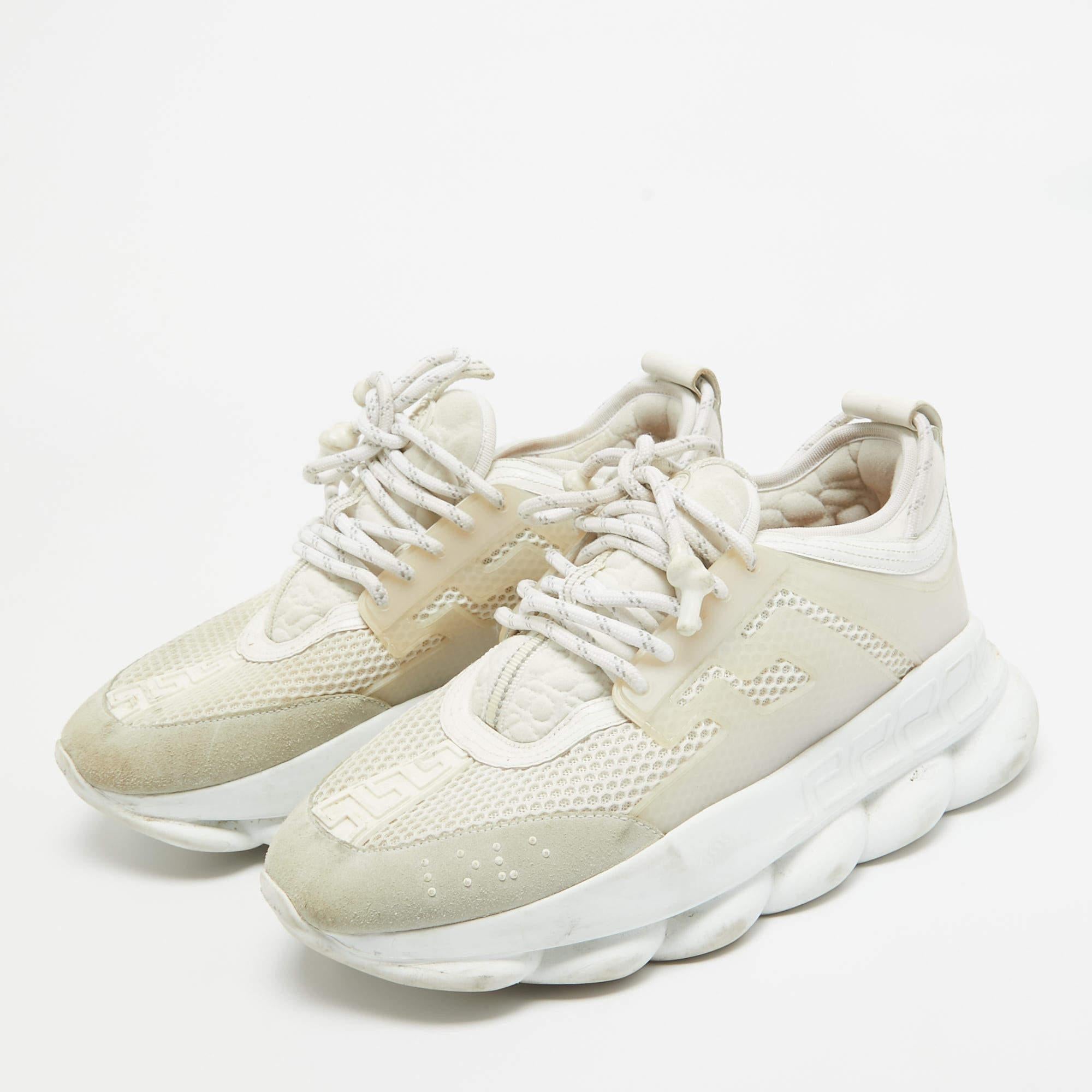 Alliant style et confort, ces baskets Versace sont douces pour les pieds et vous permettent de glisser tout au long de la journée. Elles ont une tige élégante avec une fermeture à lacets et sont montées sur des semelles en caoutchouc durables.