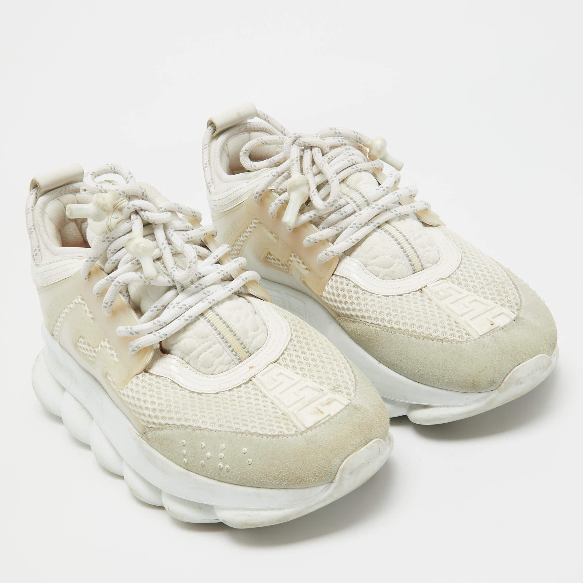 Baskets réaction Versace en daim blanc et chaîne PVC, taille 42 État moyen - En vente à Dubai, Al Qouz 2