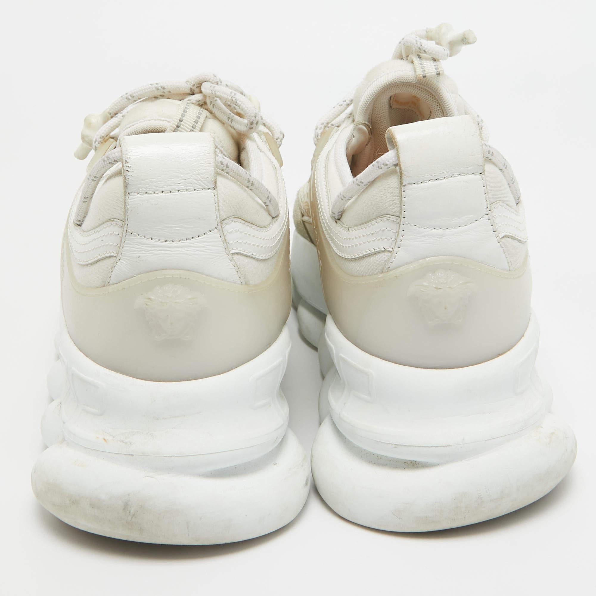Baskets réaction Versace en daim blanc et chaîne PVC, taille 42 Pour hommes en vente