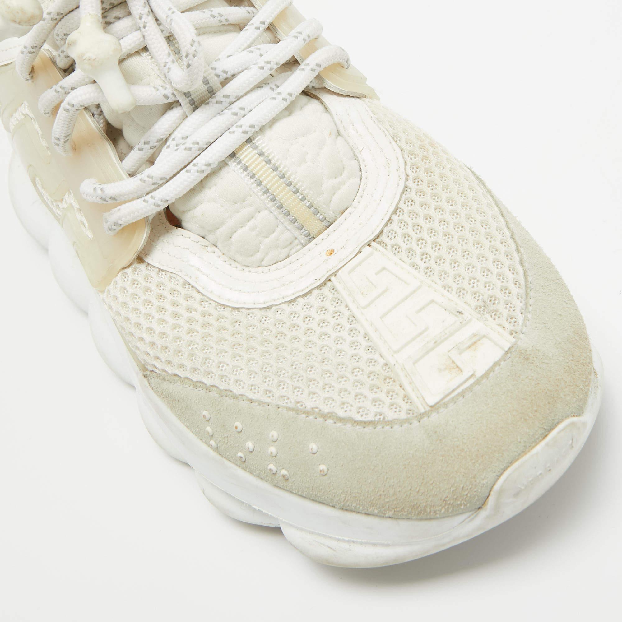 Baskets réaction Versace en daim blanc et chaîne PVC, taille 42 en vente 3