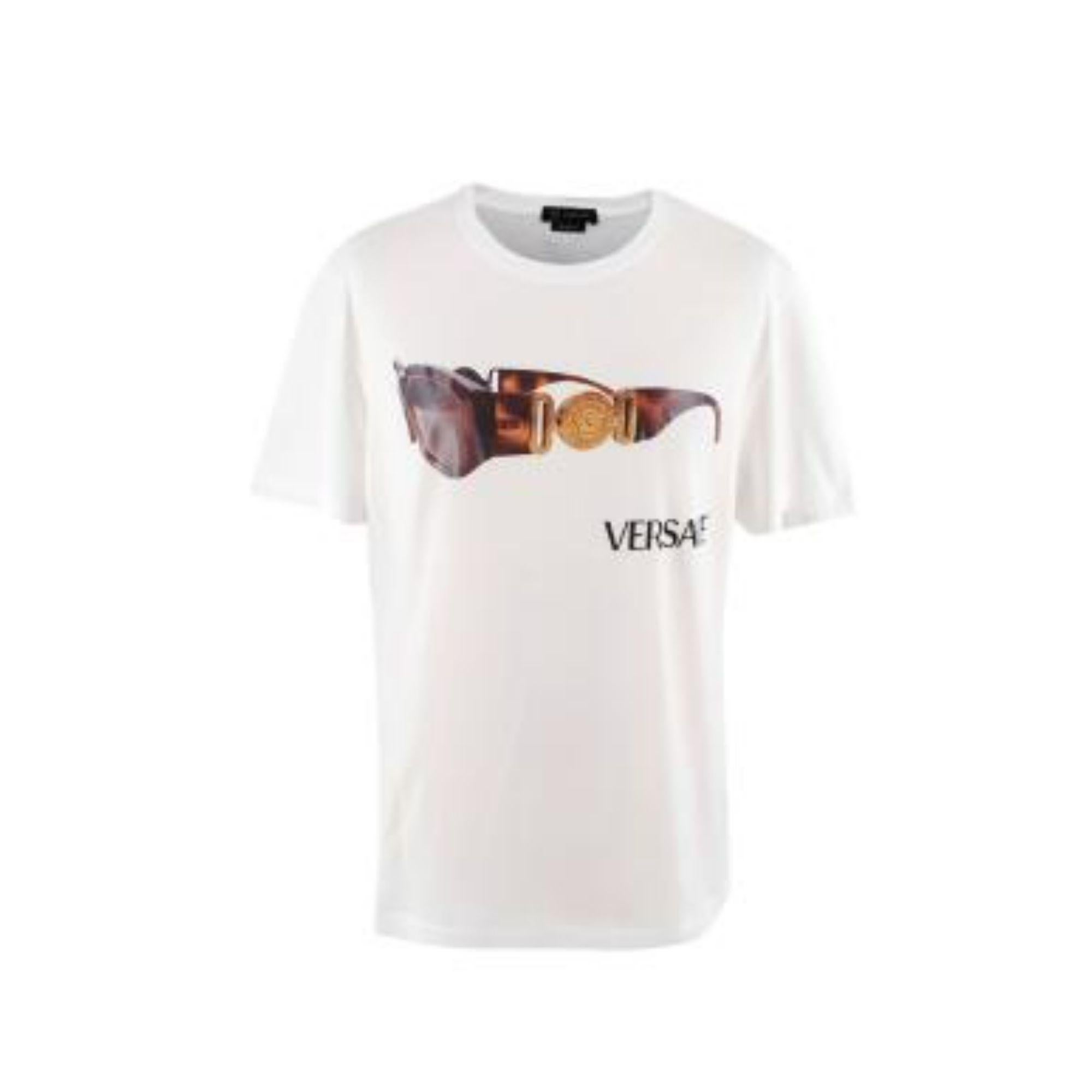 Versace White Sunglasses Print T-shirt

- Taylor fit
- Short sleeved
- Sunglasses front on chest
- Logo print

Material
100% Cotton

Made in Italy

PLEASE NOTE, THESE ITEMS ARE PRE-OWNED AND MAY SHOW SIGNS OF BEING STORED EVEN WHEN UNWORN AND