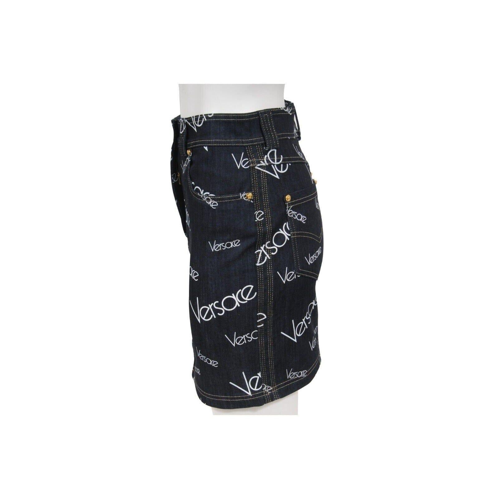 Versace Women Mini Jean Logo Skirt Size 44 Blue White Stretch Denim Medusa Head en Excelente estado para la venta en North Miami, FL