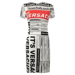 Schwarz-weißes Damen-Minikleid mit Zeitungsdruck von Versace