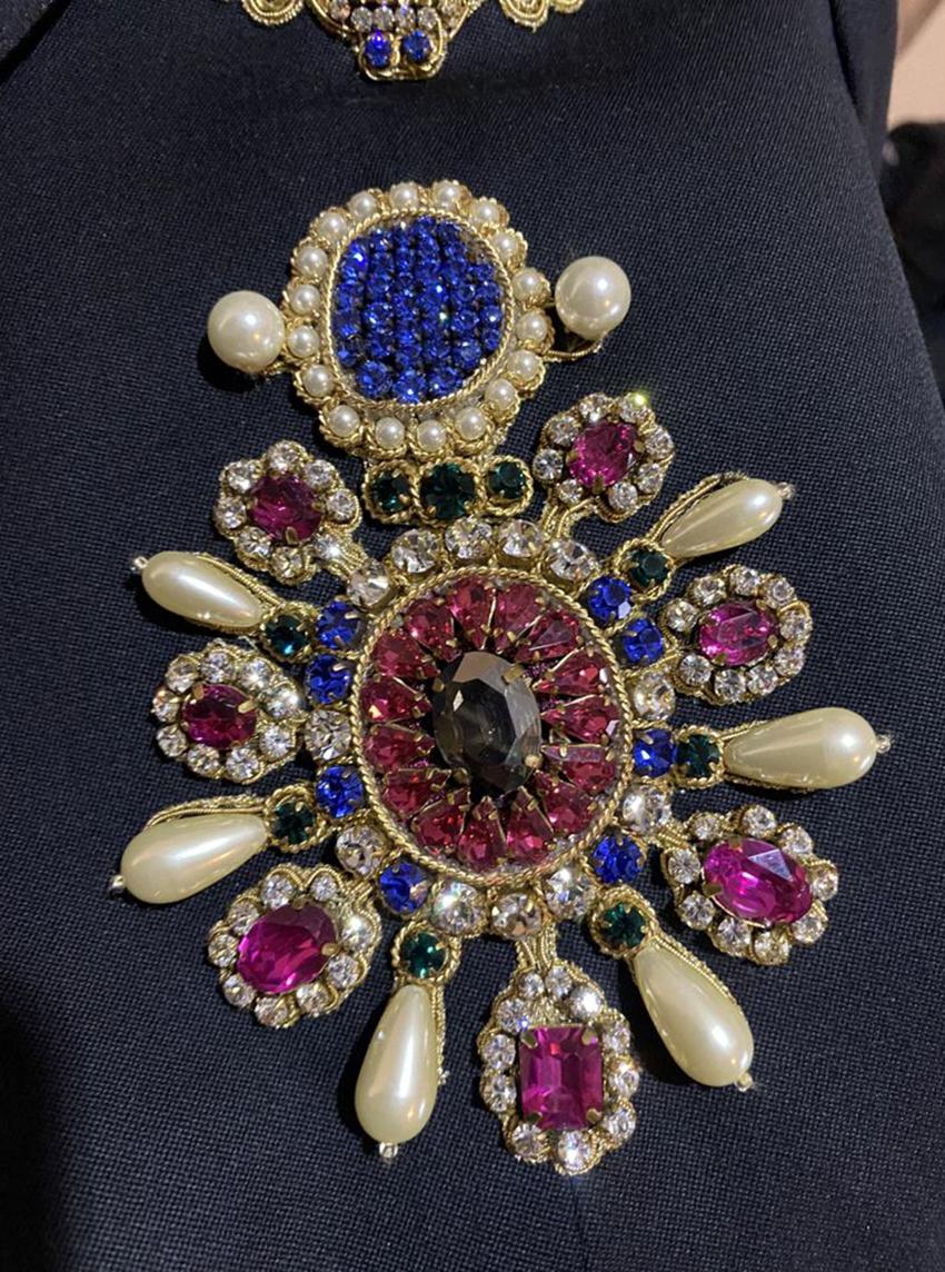 VERSACE 


Tailor made wool jacket entirely hand embroidered with crystals and pearls.

Content: wool

Pre-owned, Excellent condition!

 100% authentic guarantee 
 PLEASE VISIT OUR STORE FOR MORE GREAT ITEMS 



ves