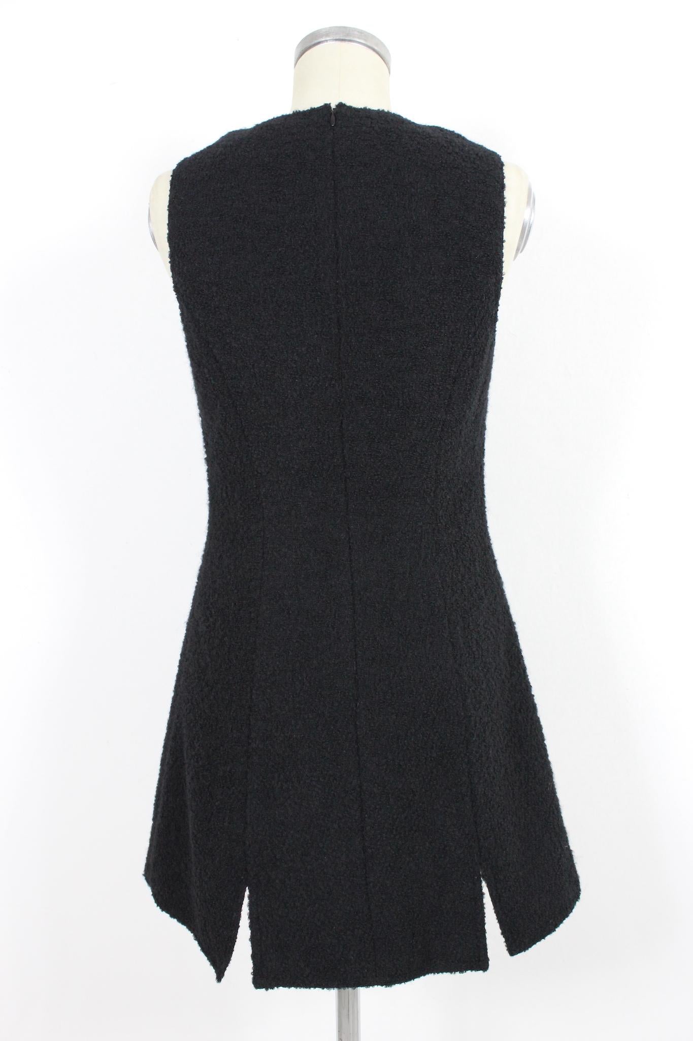 Versace 90s vintage little black dress. Flared evening dress, sleeveless, zip closure on the back. 80% wool, 20% polyamide fabric, internally lined. Slits at the bottom. Made in Italy.

Size: 44 It 10 Us 12 Uk

Shoulder: 32cm
Bust/Chest: 44cm
Waist: