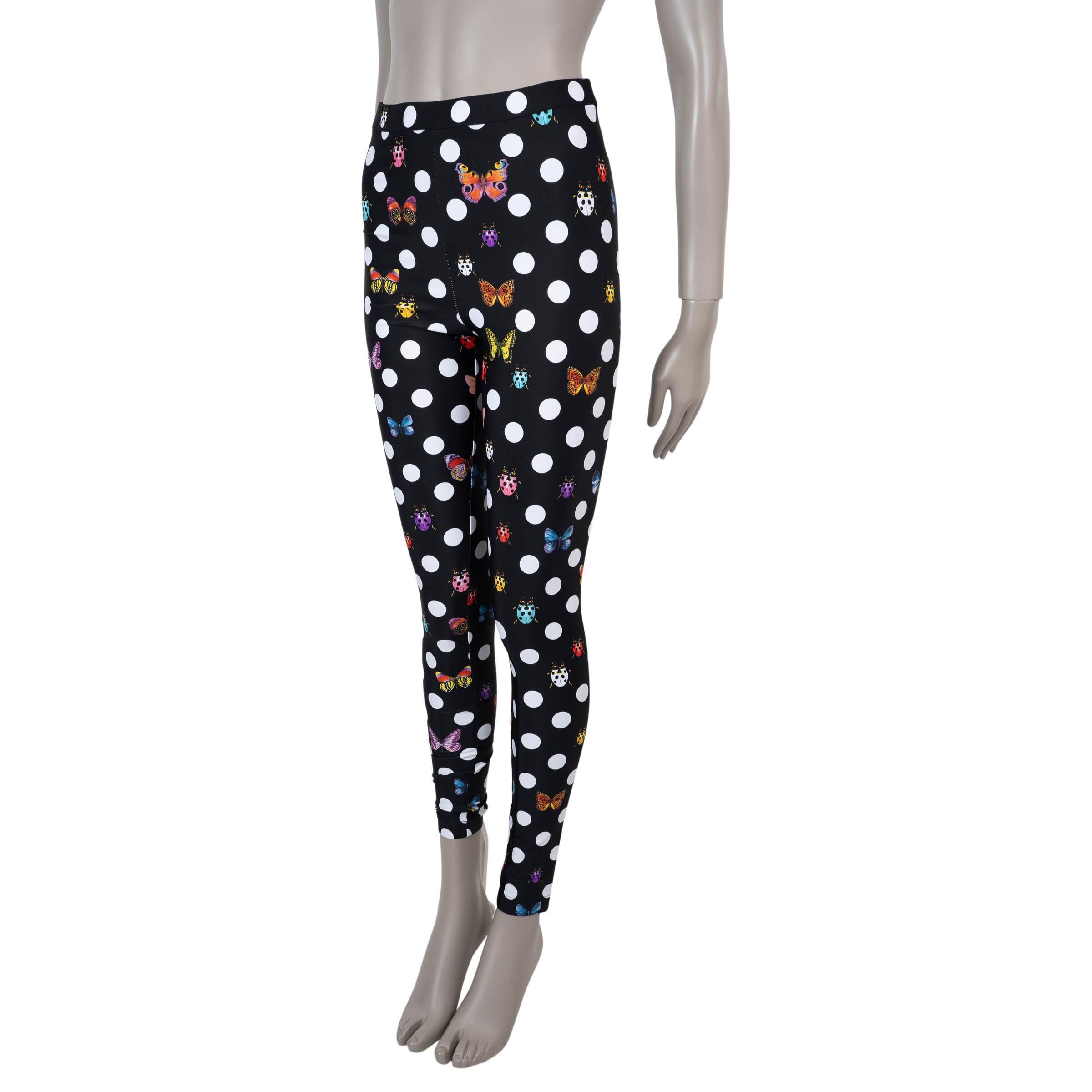 Ce legging 100% authentique Versace x Lipa est confectionné en polyamide (78%) et élasthanne (22%) à pois noirs et blancs avec un imprimé papillon et coccinelle multicolore vibrant. Elles présentent une coupe flatteuse à taille haute et une