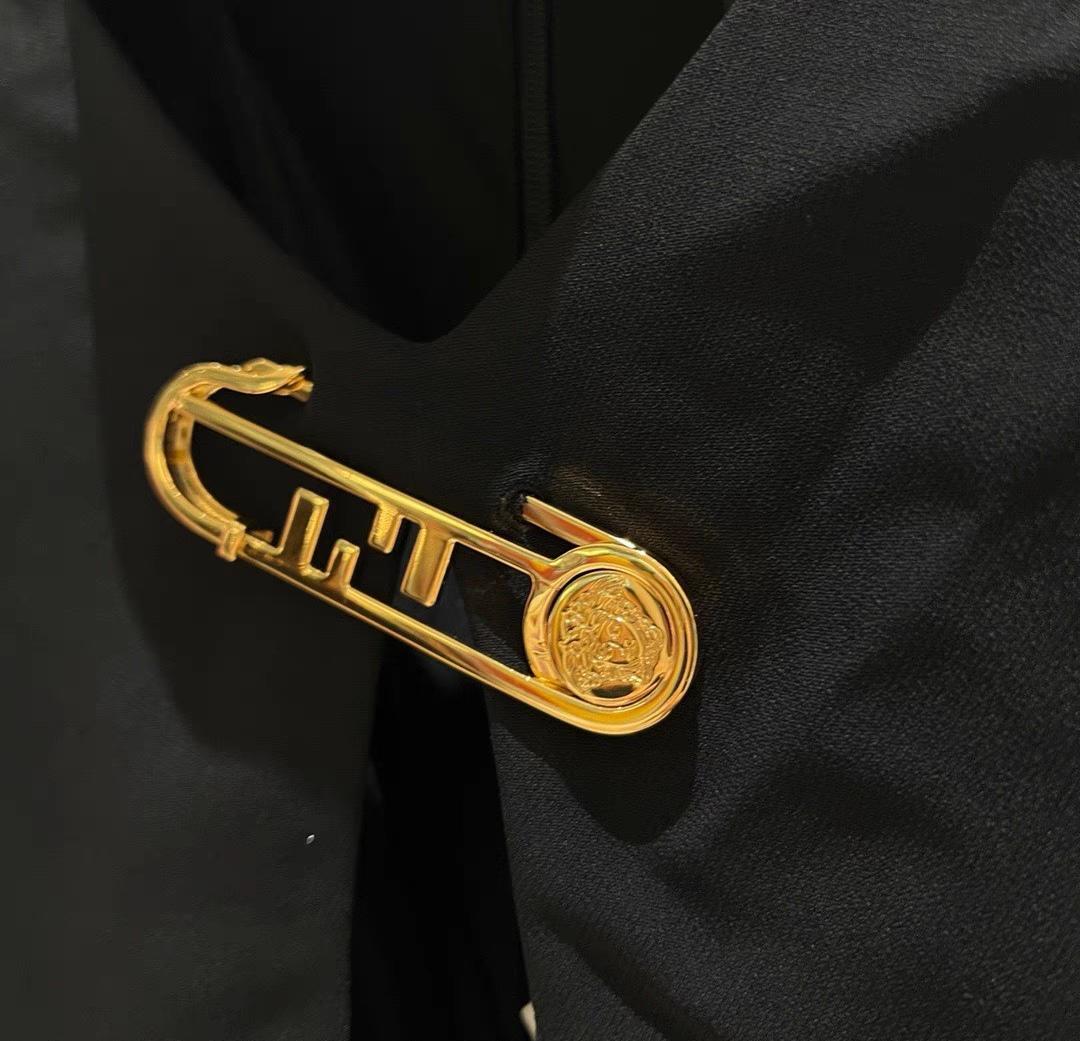 Versace X Fendi Fendace Schwarzes Schlüsselloch Cut Out Sicherheitsnadelkleid Größe 38 Damen im Angebot
