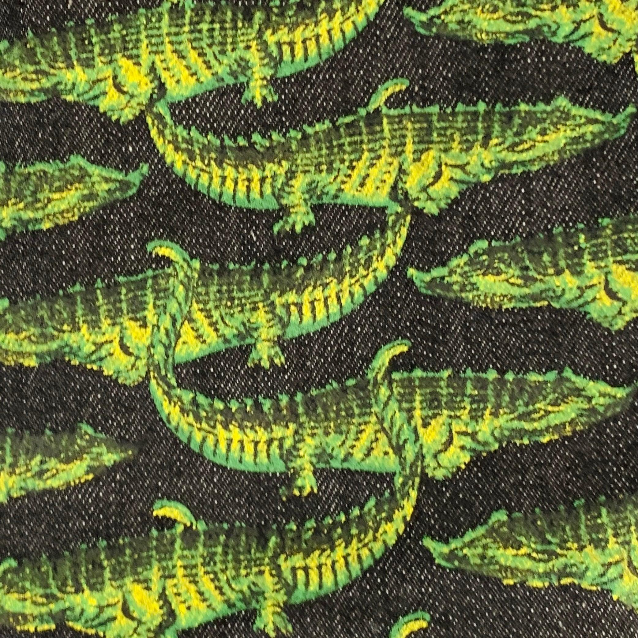Pantalon décontracté VERSACE for A&M FW11
en coton mélangé noir et vert, avec une coupe jean, un motif d'alligator et une braguette à boutons.Excellent état d'occasion. 

Marqué :   29 

Mesures : 
  Taille : 29 pouces Hausse : 7.5 pouces Entrejambe