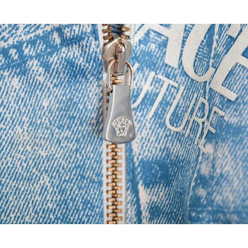 Bikerjacke von Versace Jeans Couture aus den frühen 2000er Jahren. Eine kultige Millenial-Jacke aus blauem Jeansstoff mit glitzerndem 'Versace Jeans Couture'-Schriftzug. 

Merkmale:
A-symmetrischer Reißverschluss
Leicht verkürzte Länge
Lange