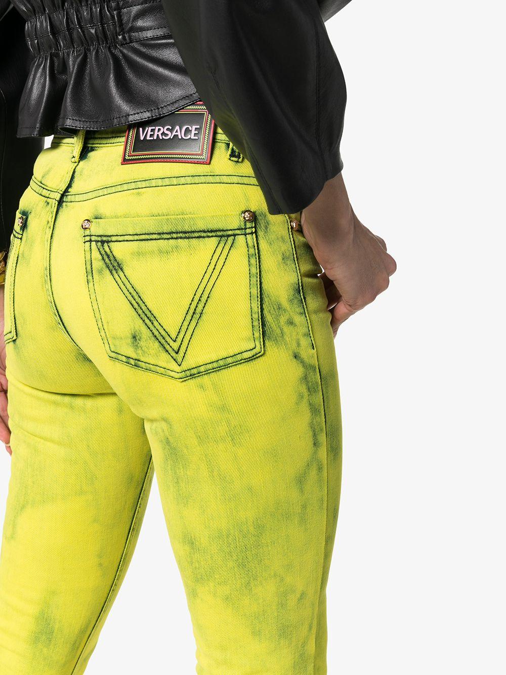 Versace - Jean skinny en jean jaune lavé à l'acide avec étiquette à logo, taille 29 Pour femmes en vente