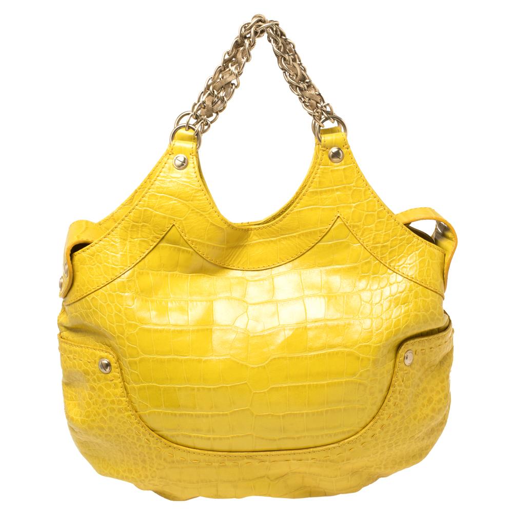 High in appeal, this Kiss shoulder bag from Versace has been created to add to your incredible sense of style. Crafted from yellow croc-embossed leather, the piece comes equipped with a suede interior for storing your essentials. The bag is complete