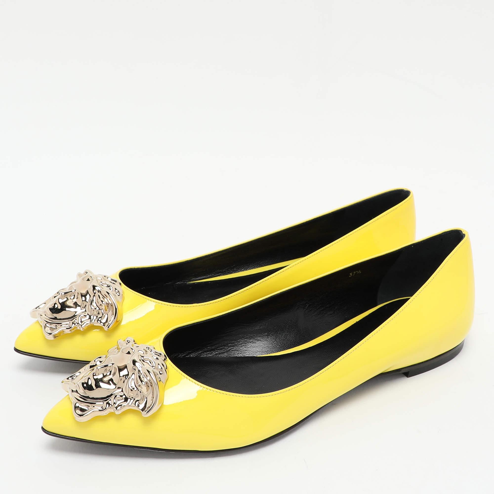 Complete your look by adding these Versace yellow ballet flats to your lovely wardrobe. They are crafted skilfully to grant the perfect fit and style.
