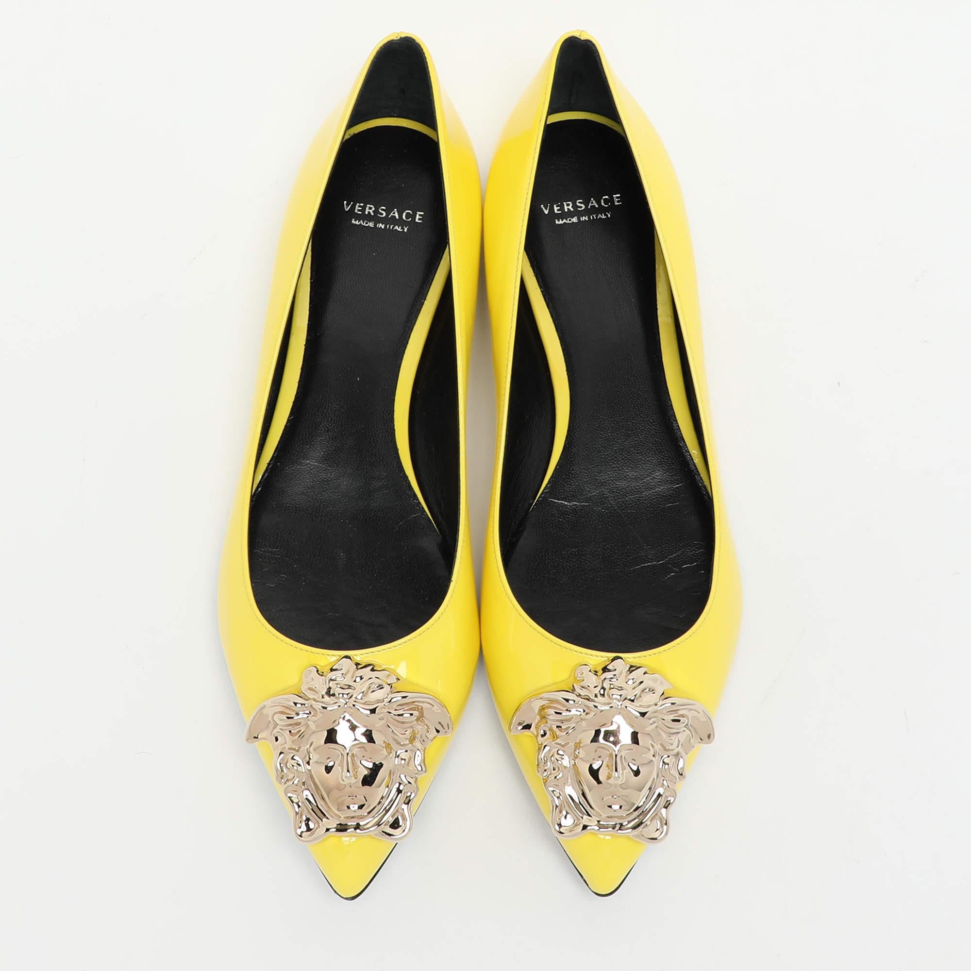 Versace Yellow Patent Leather Medusa Ballet Flats Size 37.5 In Excellent Condition In Dubai, Al Qouz 2