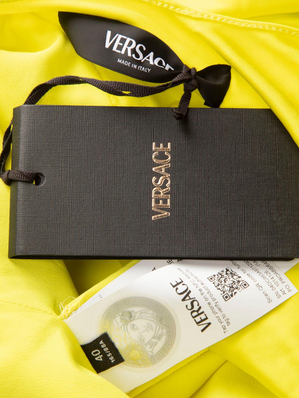 Versace Gelb geraffte Medusa Schnalle Kleid Größe S Damen im Angebot