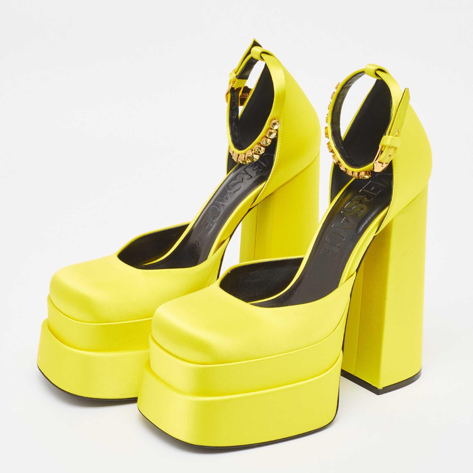 Versace Yellow Satin Aevitas Crystal Embellished Pumps Size 39 In Excellent Condition For Sale In Dubai, Al Qouz 2