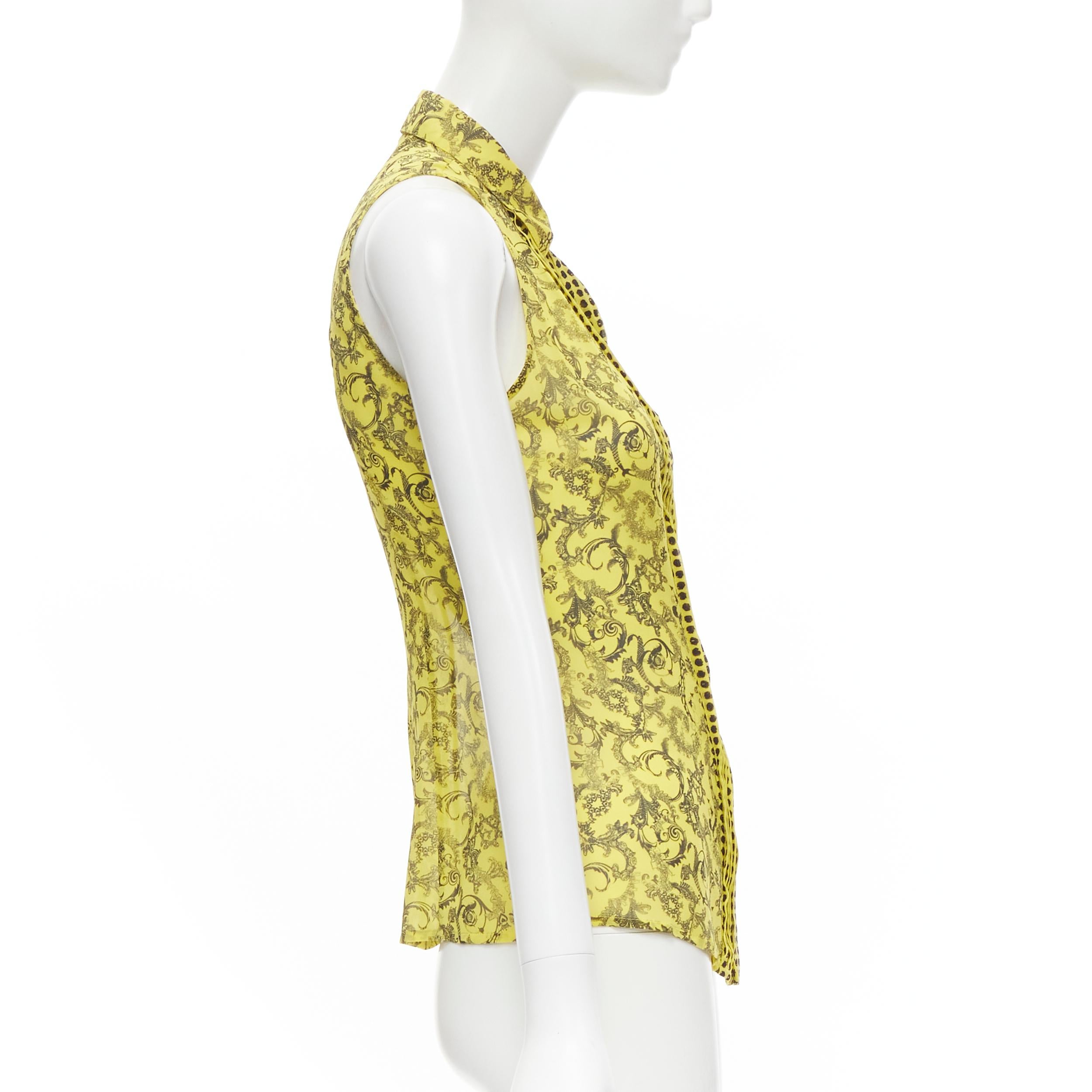 Beige VERSACE Chemise sans manches en soie jaune à imprimé baroque et col plissé à pois IT40 en vente