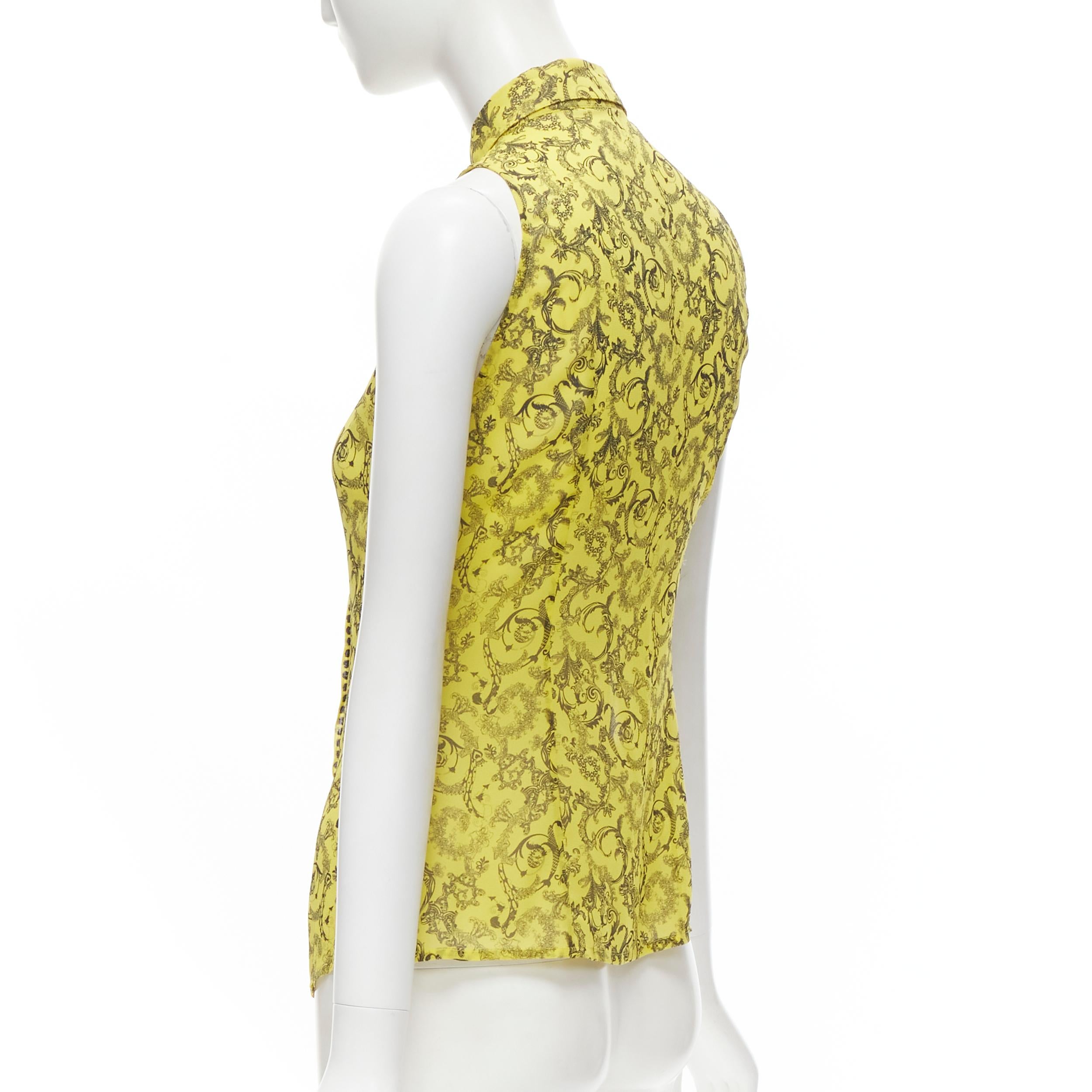 VERSACE Gelbes ärmelloses Hemd aus Seide mit Barockdruck und Tupfenbesatz am Kragen IT40 im Angebot 1