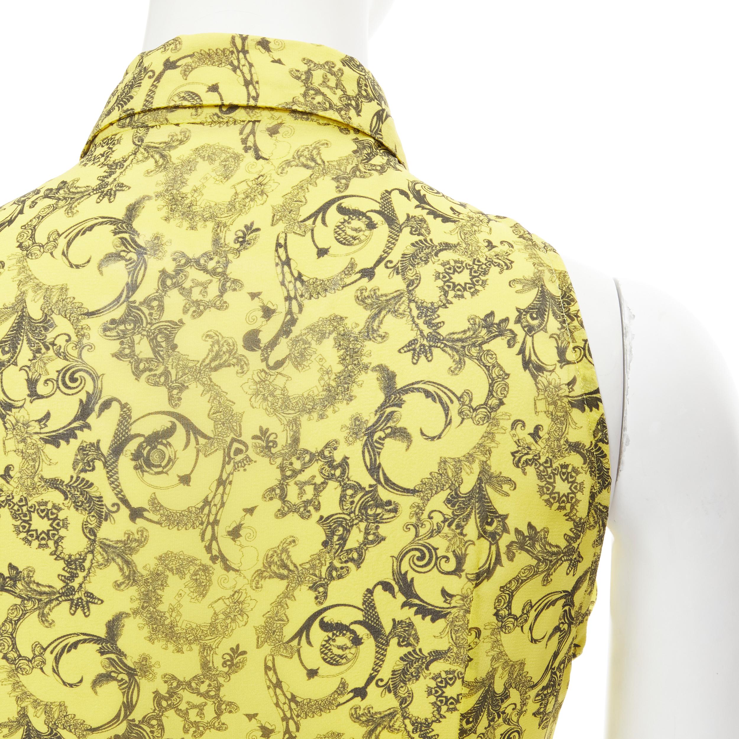 VERSACE Chemise sans manches en soie jaune à imprimé baroque et col plissé à pois IT40 en vente 3