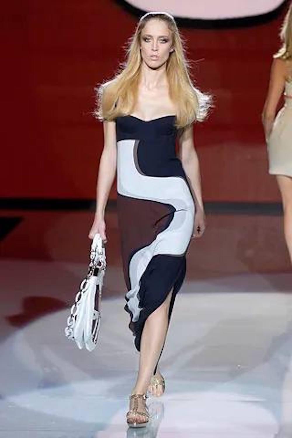 Tote Bag von Versace aus braunem Wildleder mit Logo, 2007  im Angebot 3