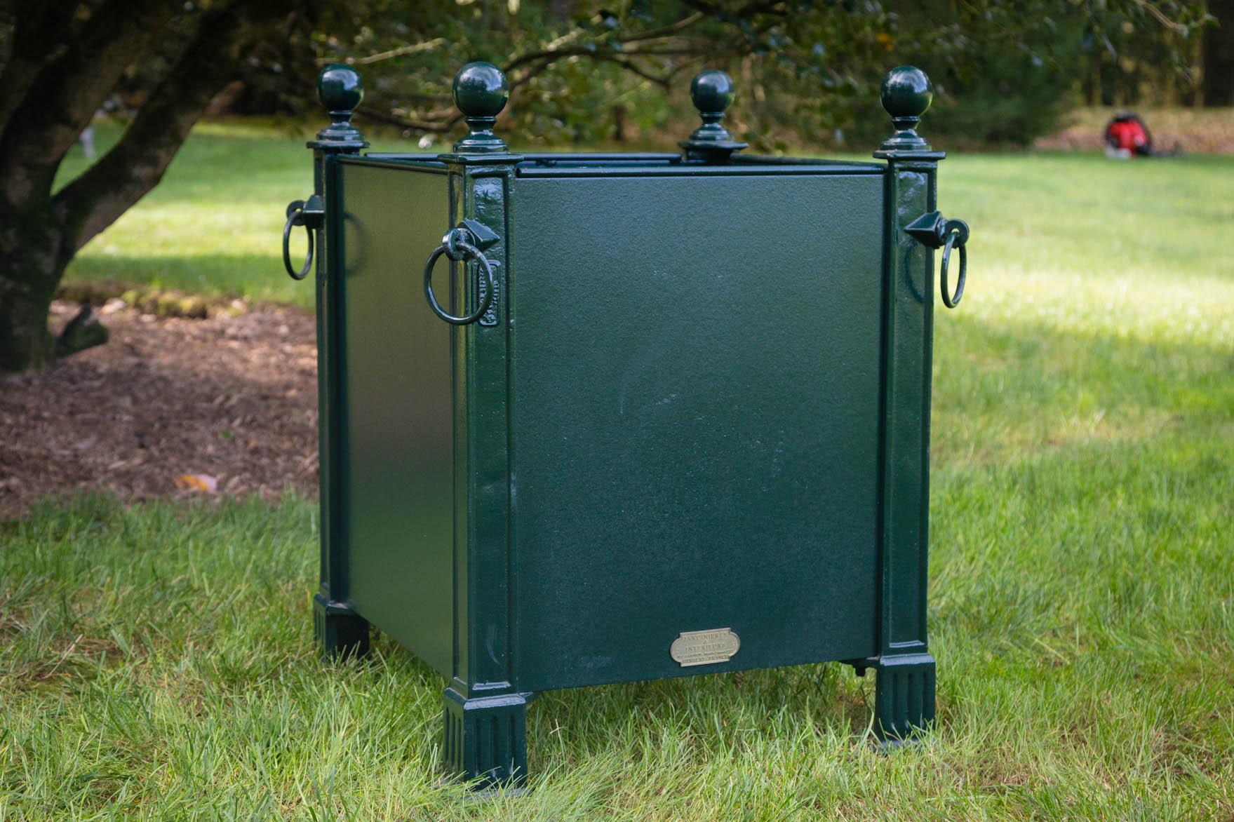 Versaille Green Planter Box In Excellent Condition For Sale In Mt. Kisco, NY