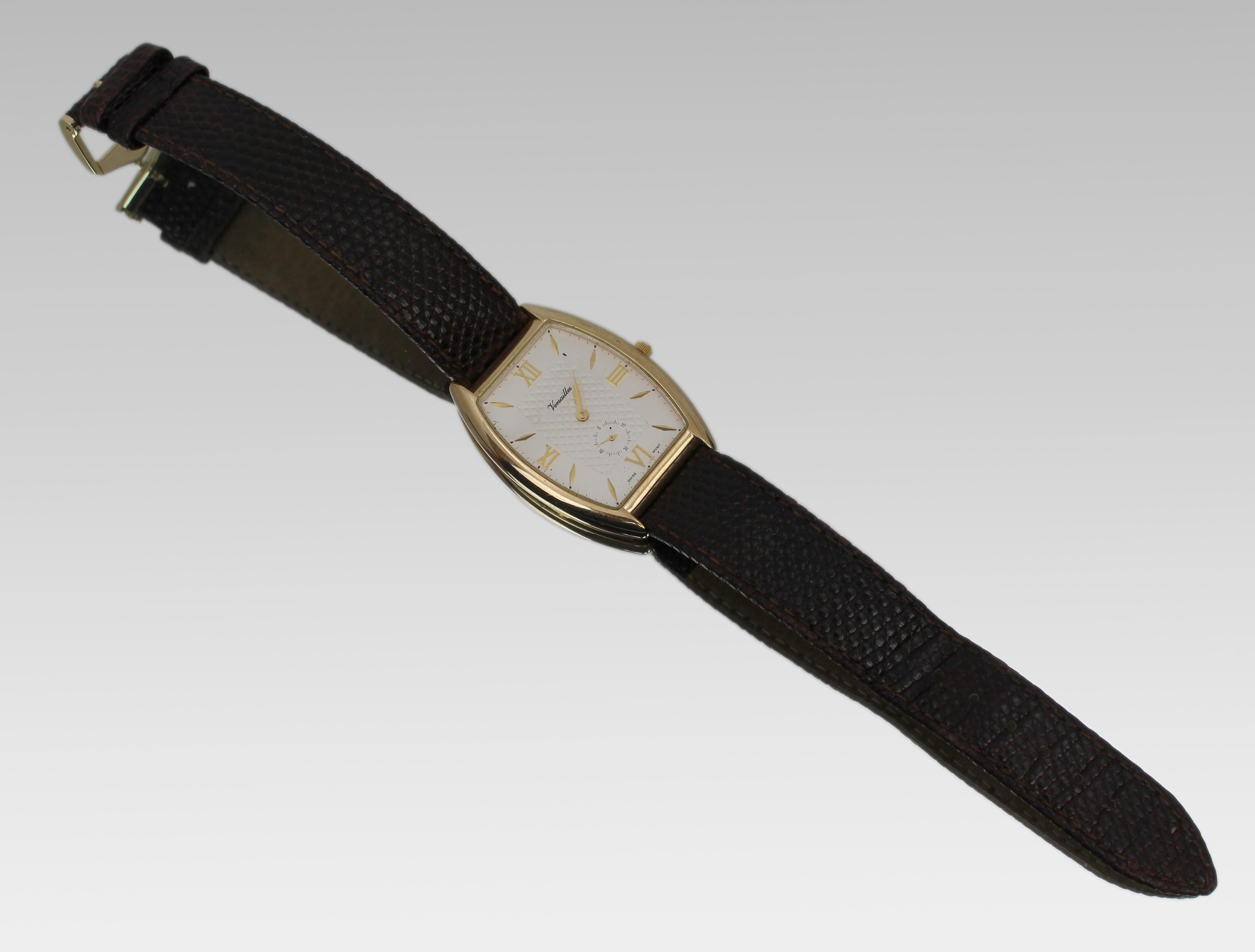 Orologio da polso Tonneau Versailles in oro 9ct, movimento svizzero, marchio di Londra 1990
Raffinato orologio da polso vintage da uomo di Versailles, con cassa curva a forma di tonneau in oro giallo massiccio 9 ct, con marchio di Londra del 1990 e