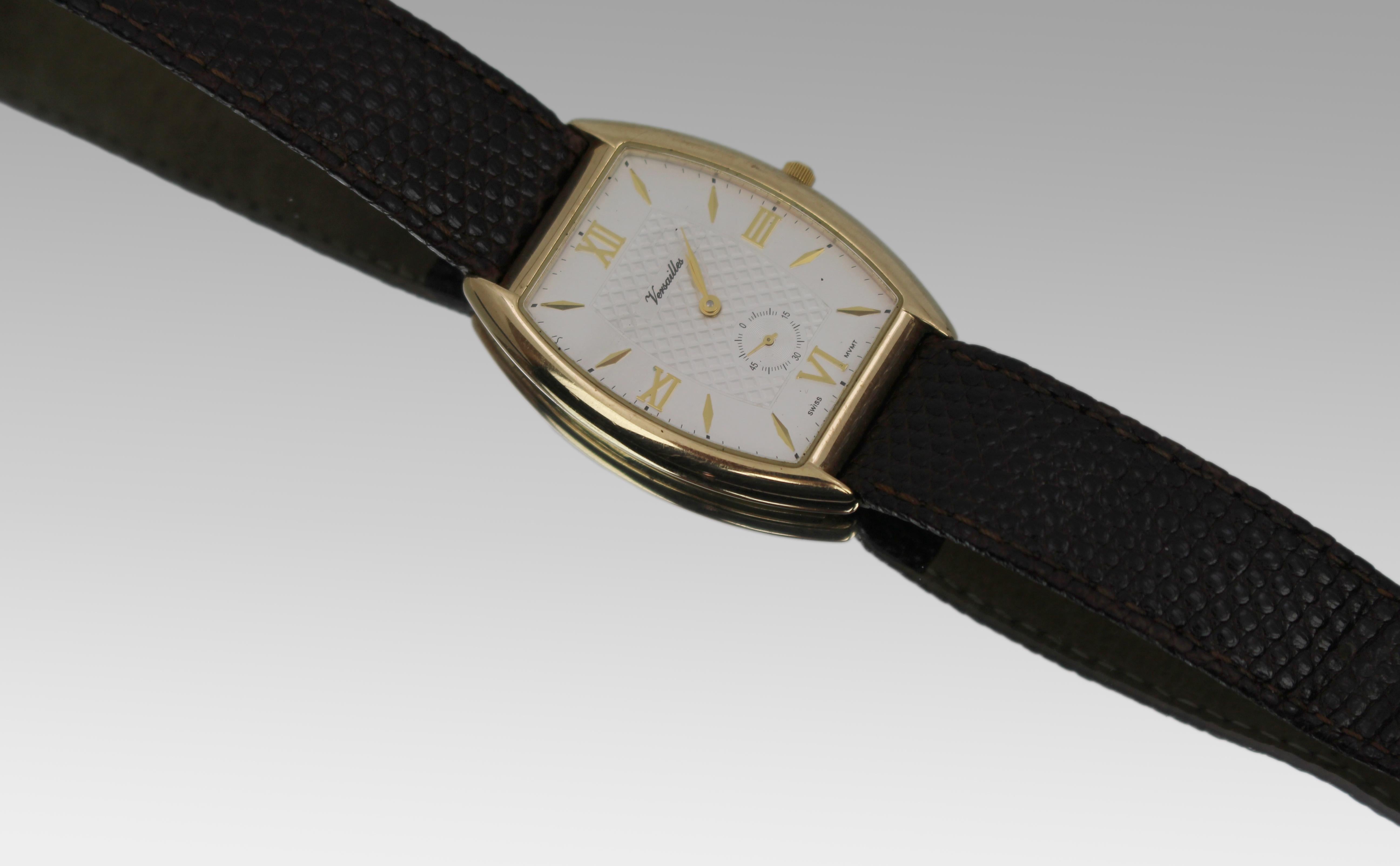 Orologio da polso Tonneau Versailles in oro 9ct, movimento svizzero, marchio di Londra 1990 In condizioni buone in vendita a Worcester, GB