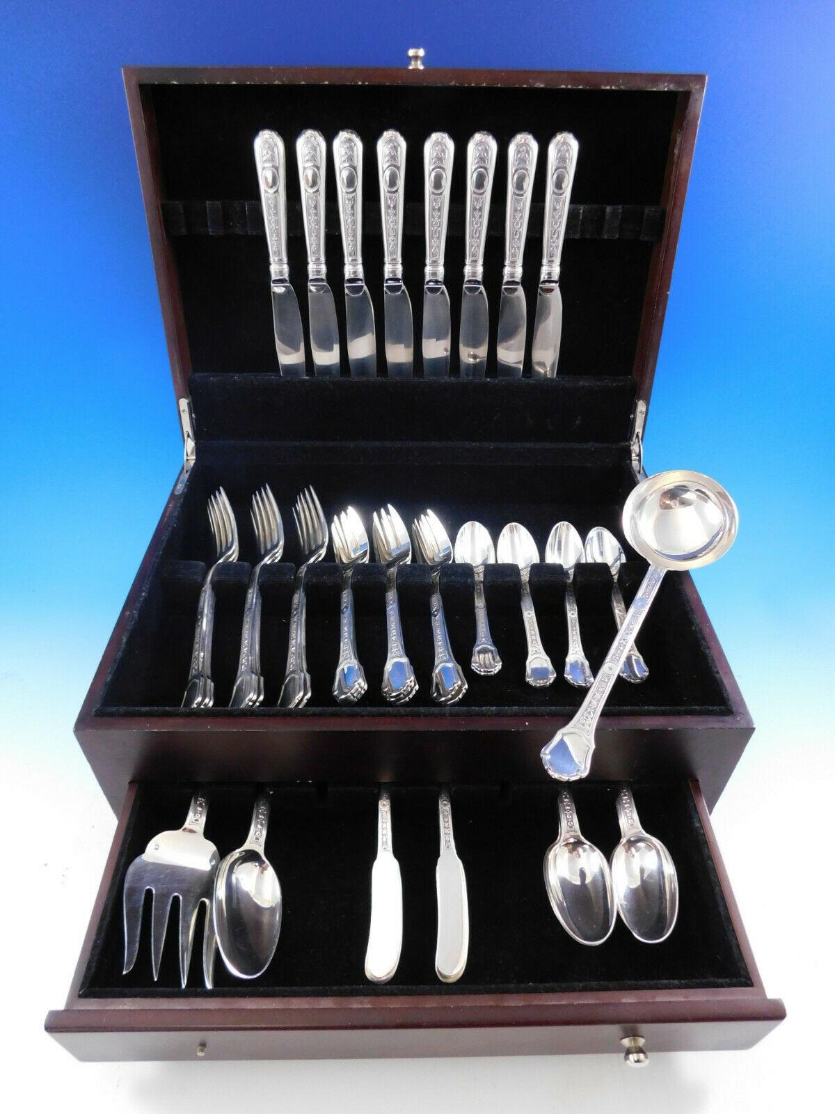 Superb Versailles by Tétard Frères French sterling silver flatware set, 51 pieces. This set includes:
 
8 dinner knives, 9
