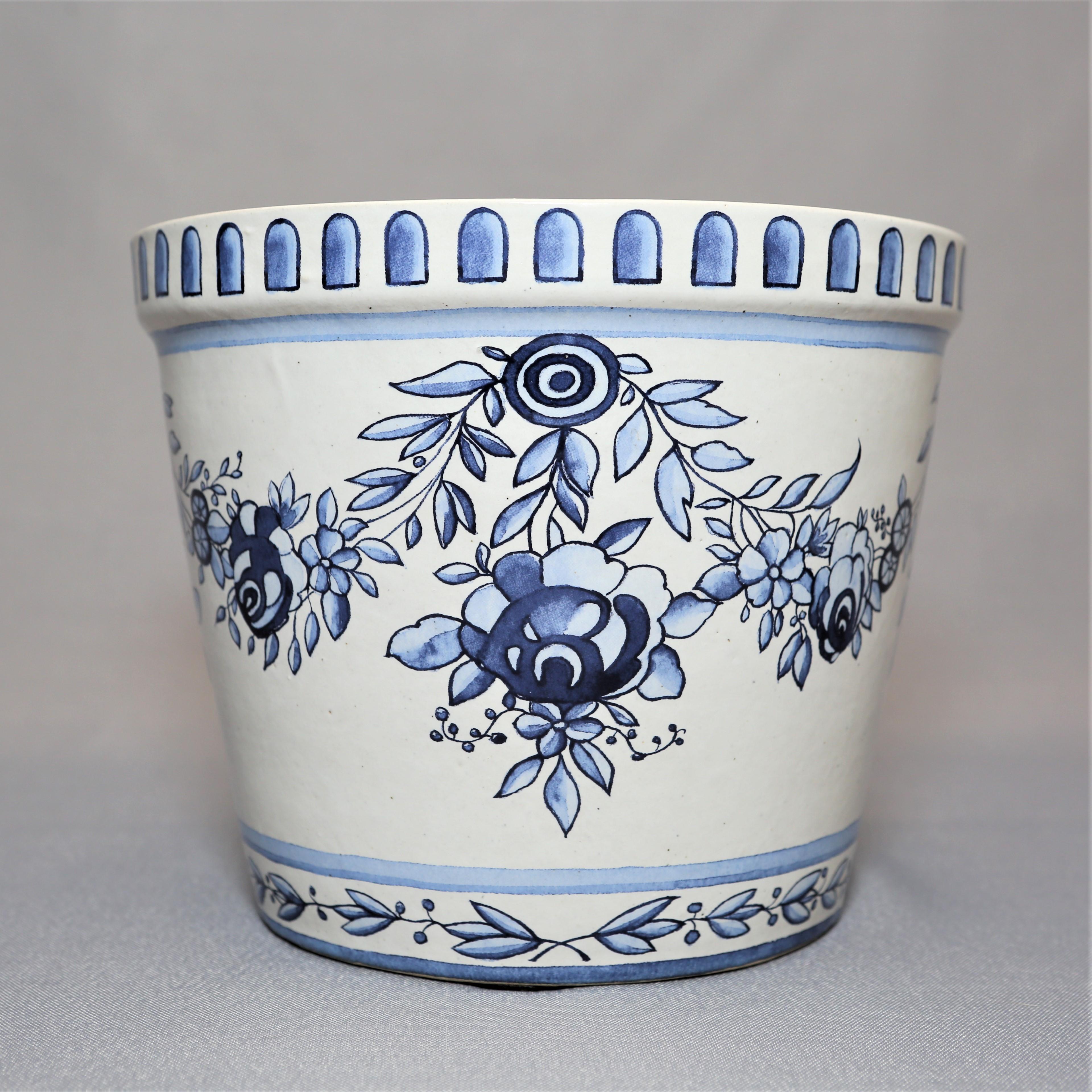 Reproduction faite à la main des pots de fleurs originaux de Marie-Antoinette du 18e siècle avec soucoupes en grès émaillé bleu et blanc, résistant au gel. Créé à l'origine pour les jardins du château de Versailles. Emballé dans une boîte avec le