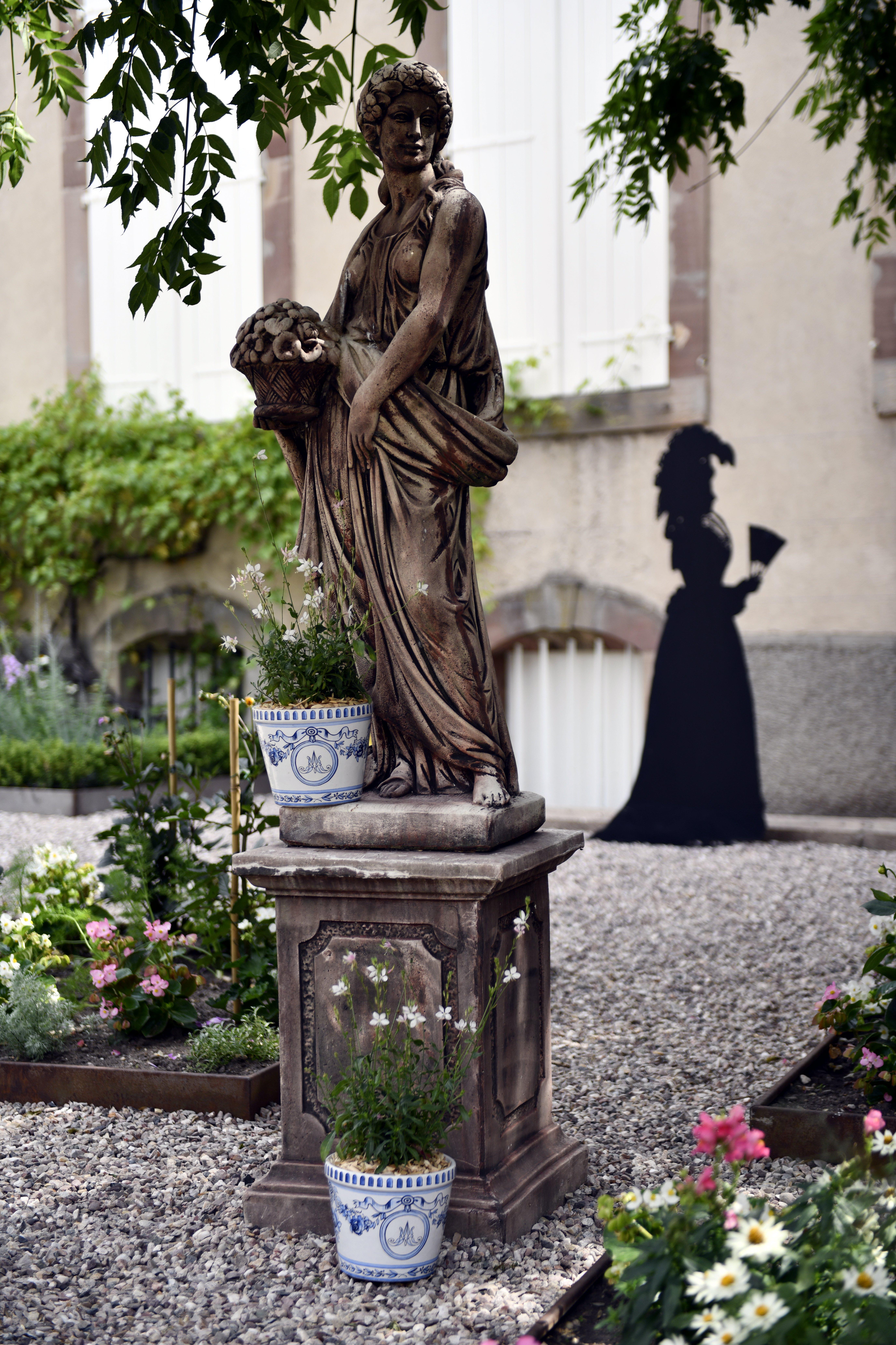 Pot et soucoupe à fleurs Versailles, ensemble de 4 pièces Neuf à Mareil-Marly, Yvelines