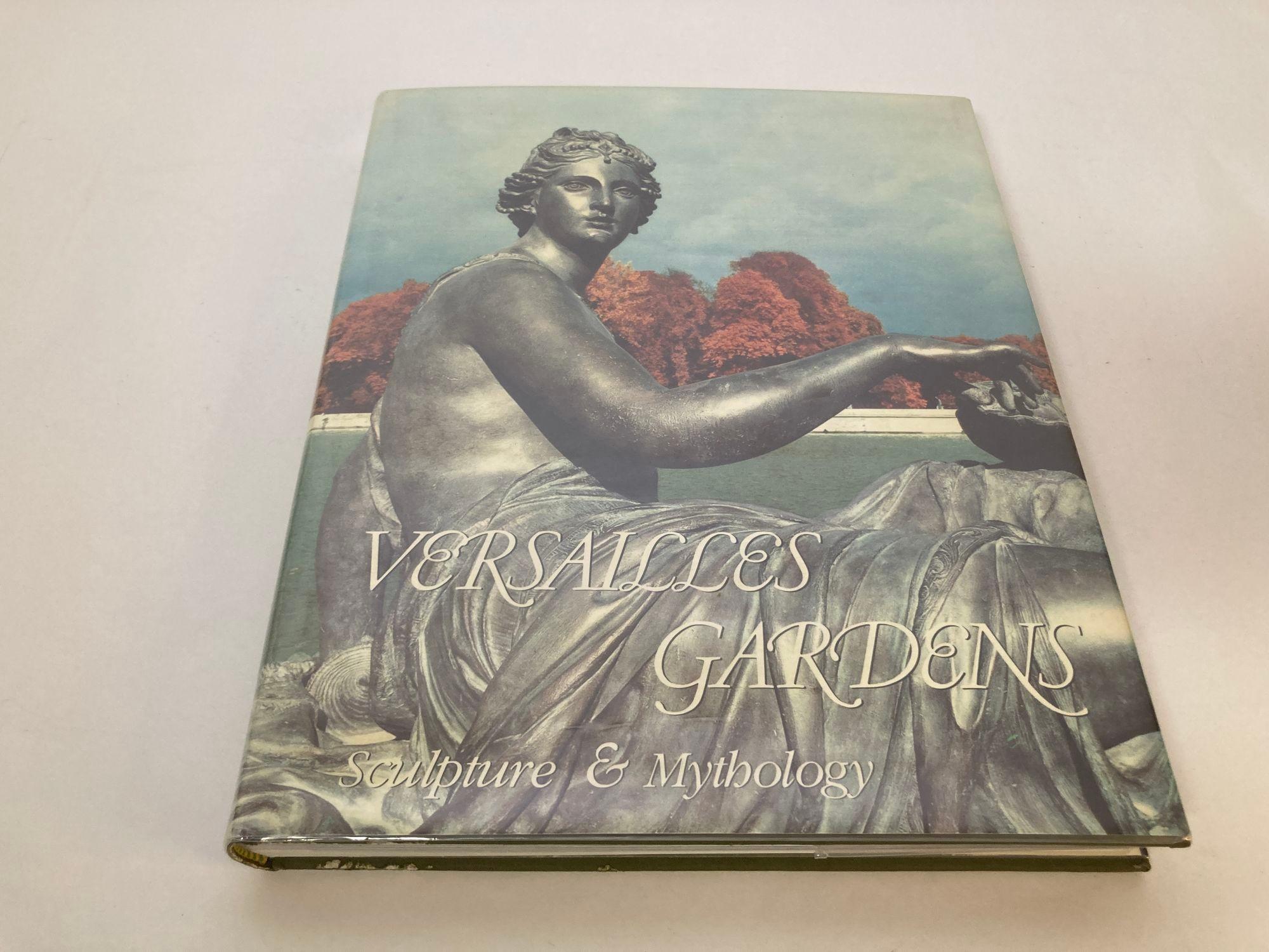 Versailles Gardens Sculpture And Mythology By Jacques Girard 1985.
Discover the artistic splendor of the gardens of Versailles with the book 