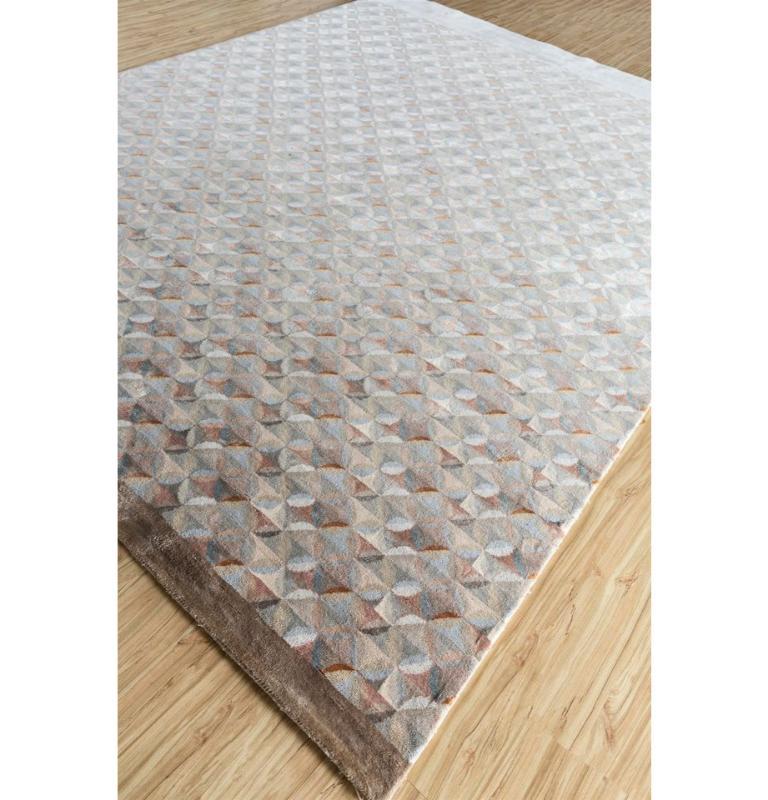 Presenting this meticulously handcrafted hand-knotted rug, skillfully made in rural India. Featuring an antique white canvas bordered with rose smoke, the carpet showcases intricate geometric designs reminiscent of bold and abstract mazes. This