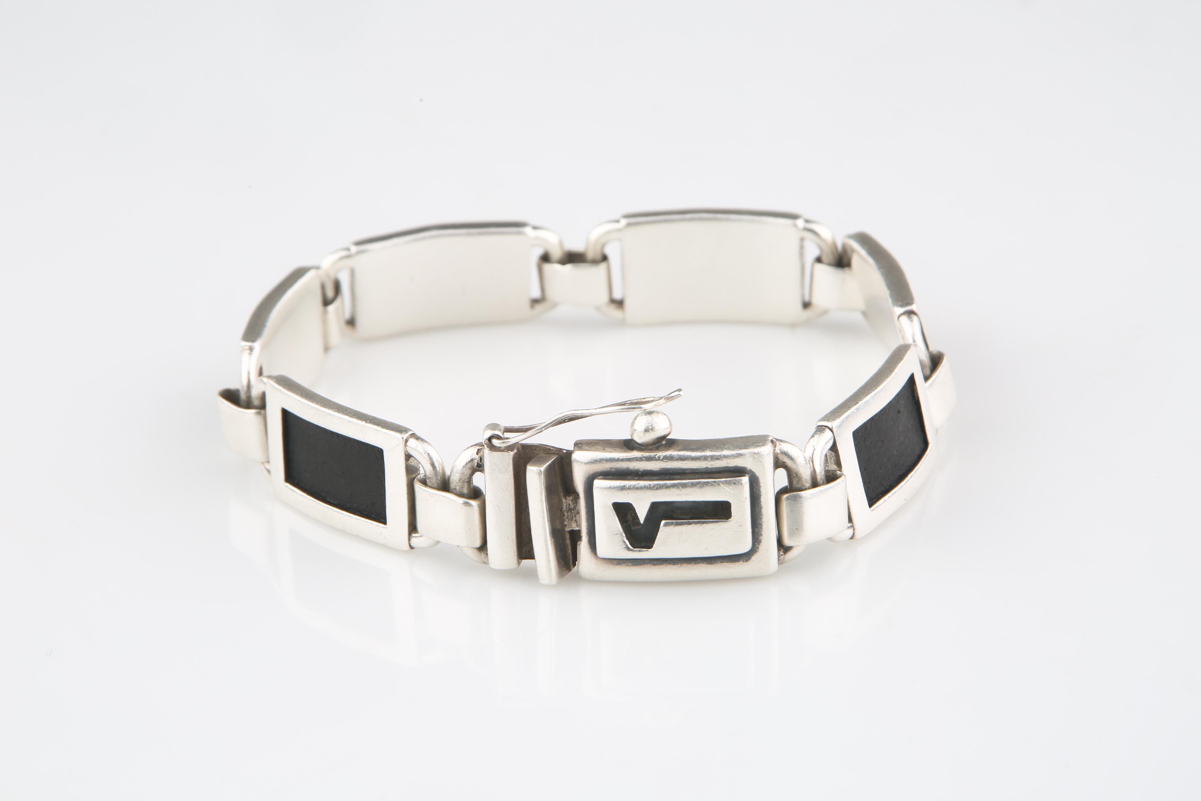 Modern Versani Sterling Silver & Sting Ray Leather Link Bracelet with Safety Clasp For Sale