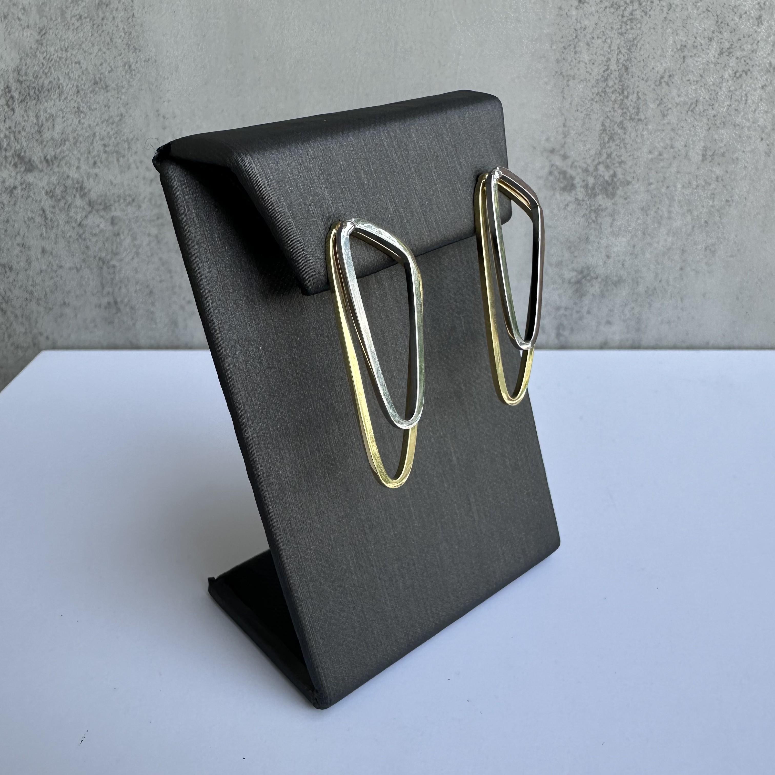 Erweitern Sie Ihre Schmucksammlung mit diesen exquisiten 14kt Two Tone Italian Made Earrings, die ein einzigartiges Design mit abnehmbaren Gelbgoldteilen aufweisen. Diese Ohrringe sind flexibel und stilvoll, perfekt für jede Gelegenheit, und Sie