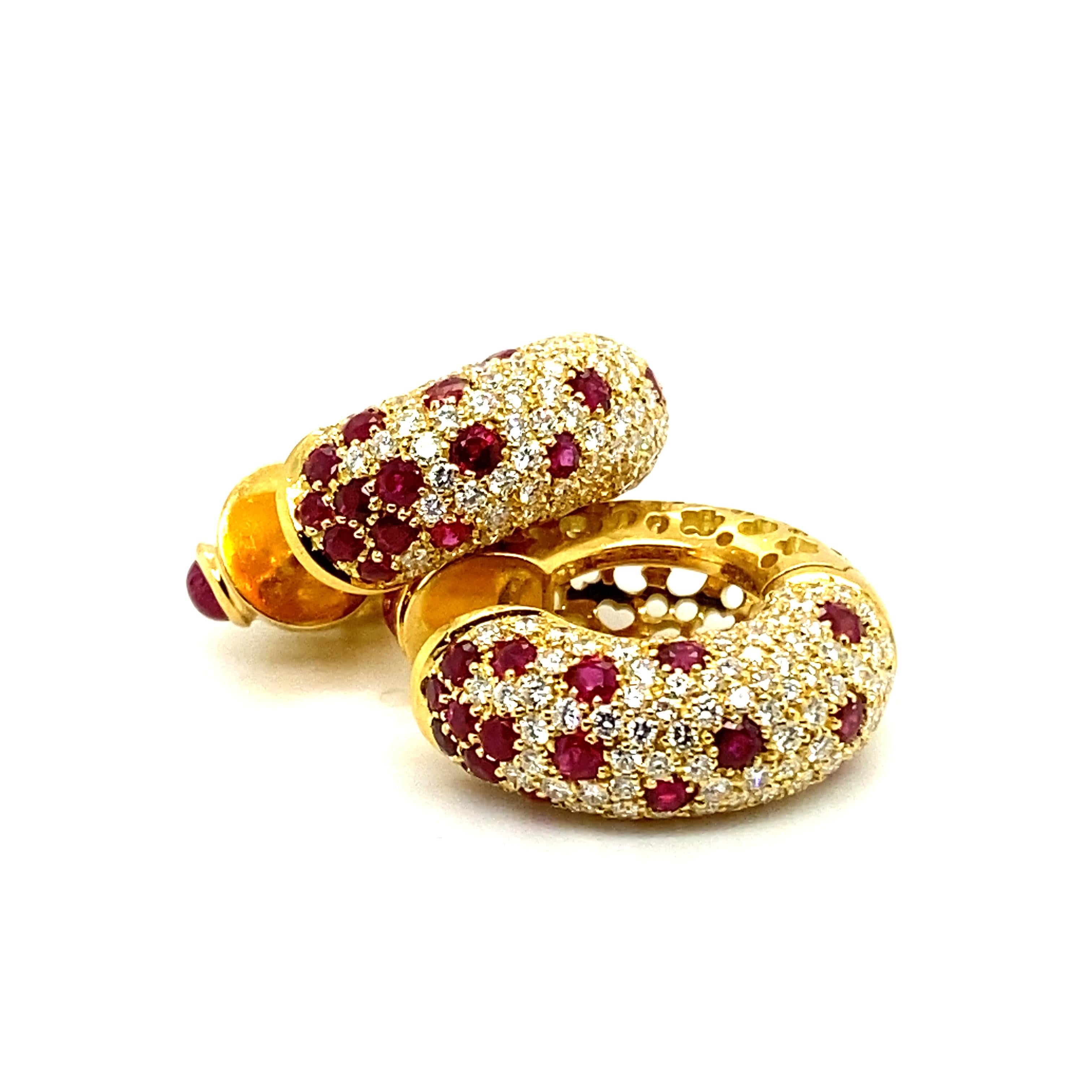 These charming hoop earrings in 18 karat yellow gold can be worn in two different ways.
One side is set with a sparkling diamond pavé of approximately 2.00 carats, accentuated by 36 round facetted, luminous rubies totalling approximately 1.80
