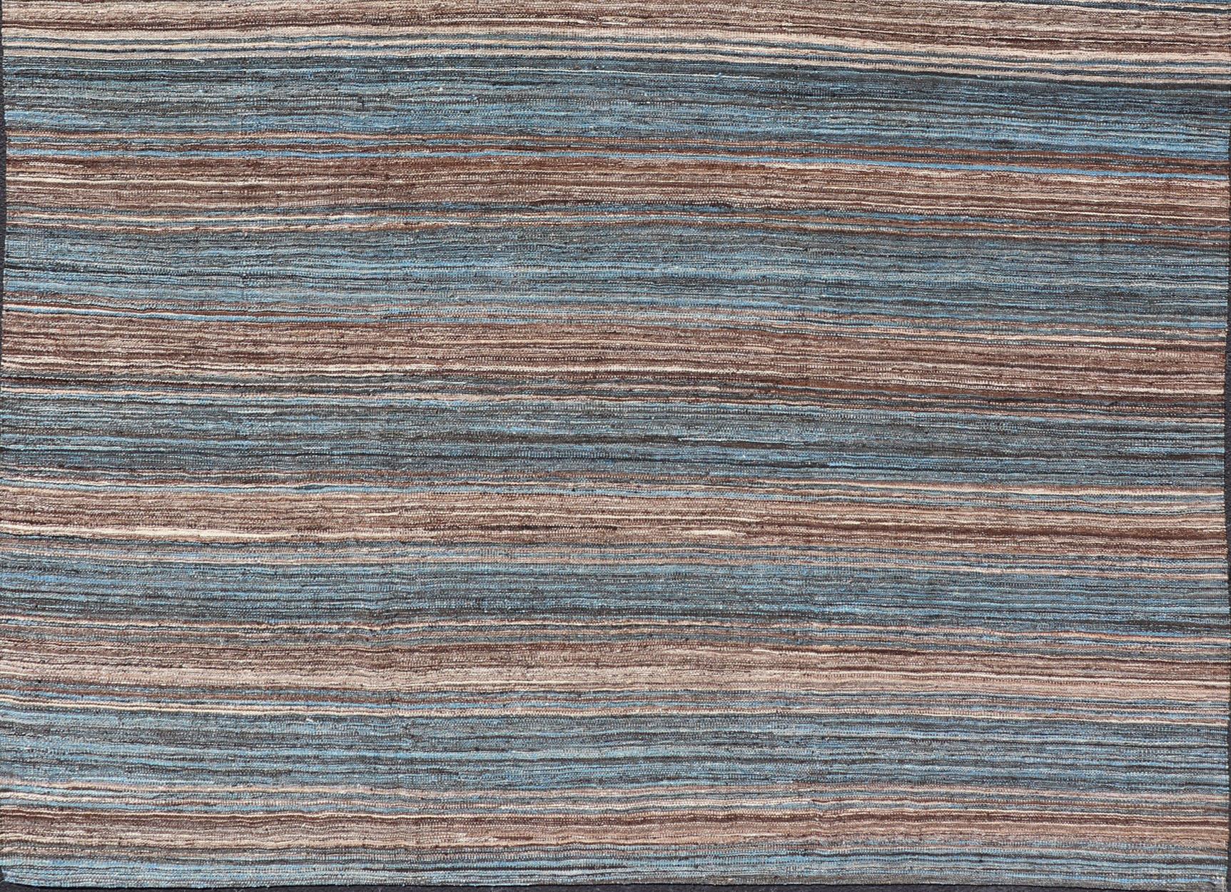 Kilim a trama piatta marrone e blu per una varietà di disegni casual. Versatile e naturale Kilim a trama piatta blu e marrone per un design moderno, casual o classico.  Tappeto Kilim a tessitura piatta con sfumature marroni, Keivan Woven Arts/rug