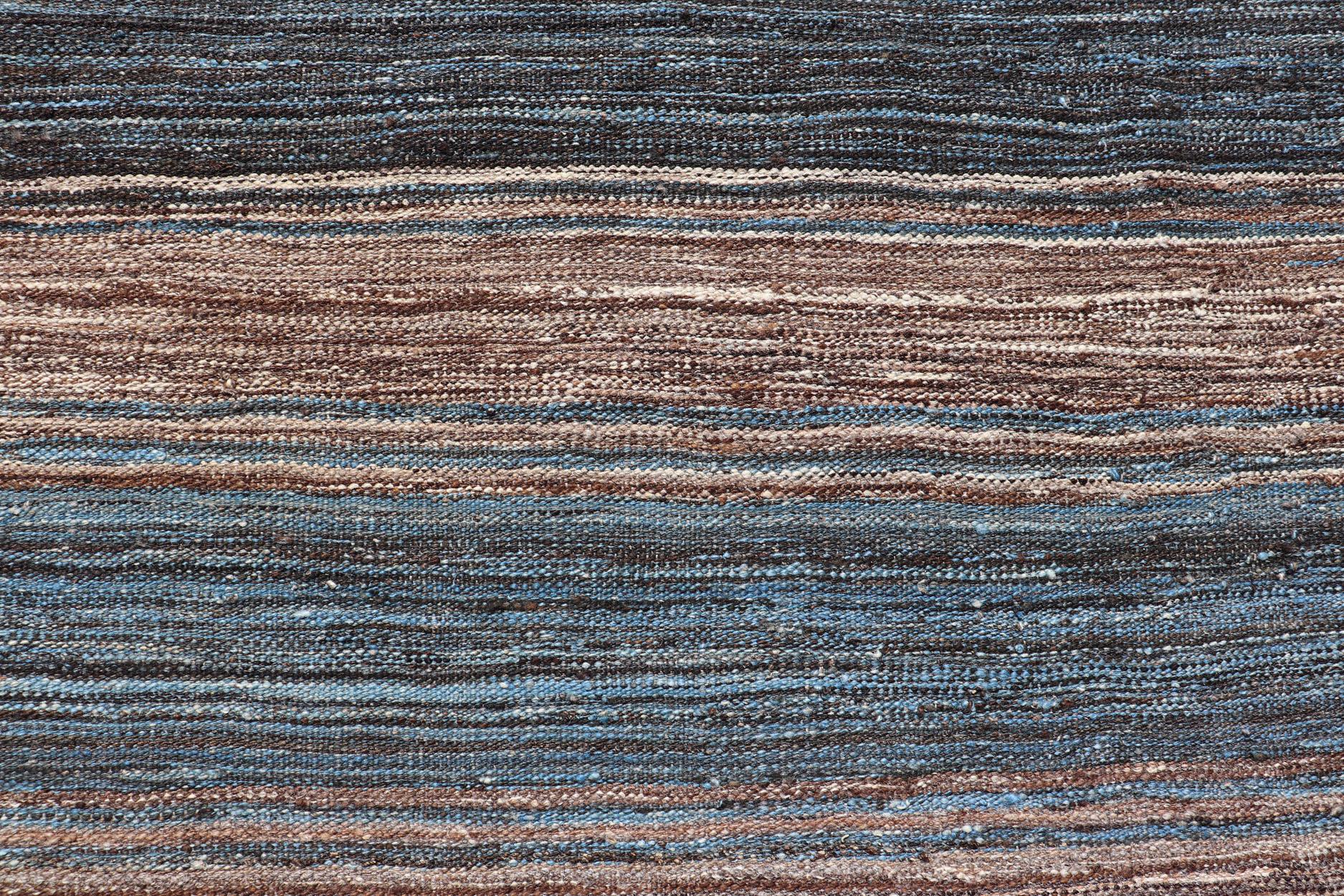Versatile e naturale Kilim a trama piatta marrone e blu in vendita 2