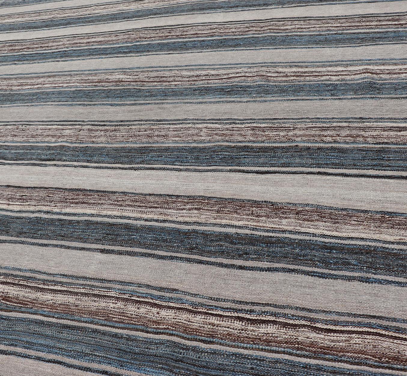 Kilim polyvalent et naturel à rayures marron, crème et bleues à tissage plat en vente 4