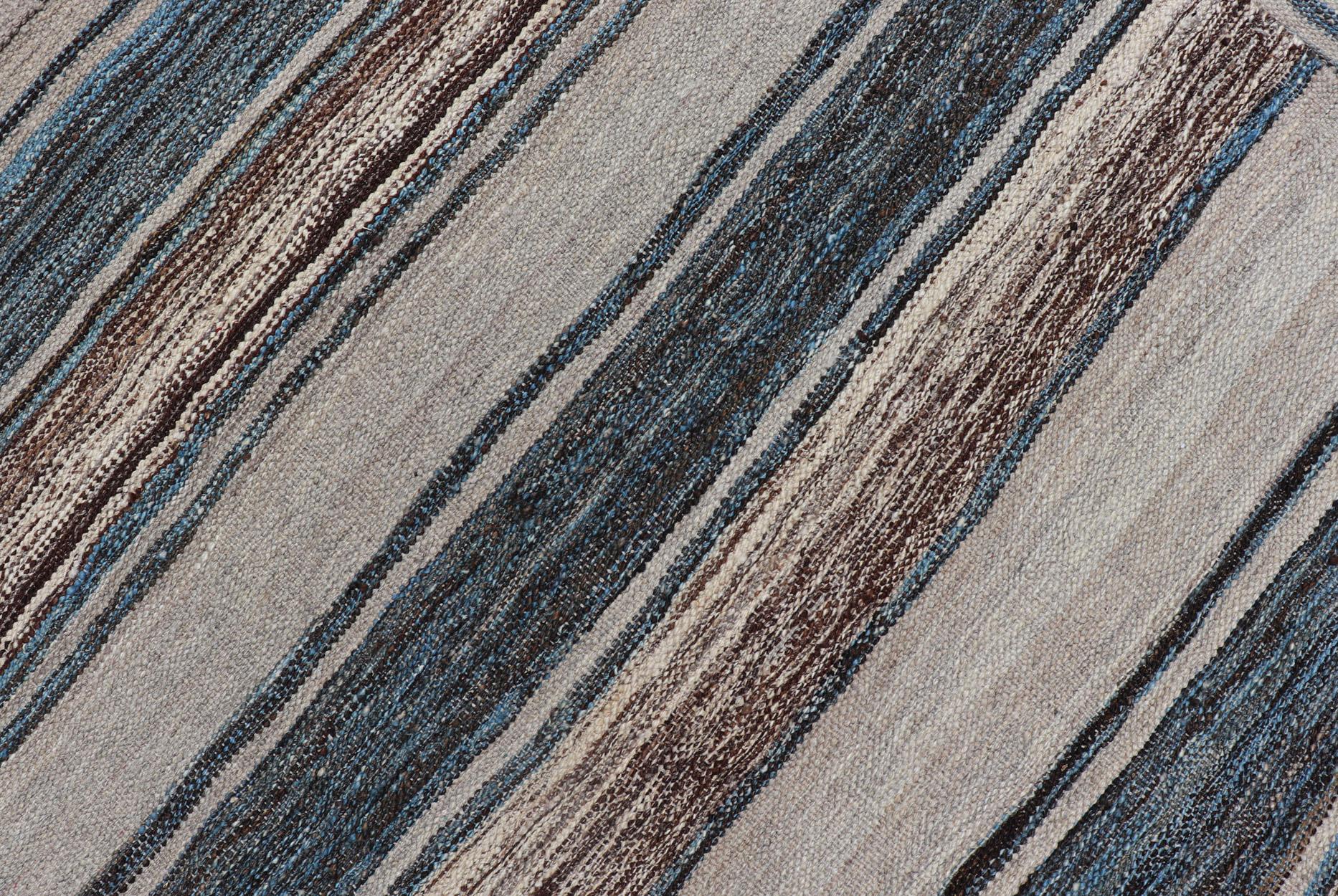 Kilim polyvalent et naturel à rayures marron, crème et bleues à tissage plat en vente 6