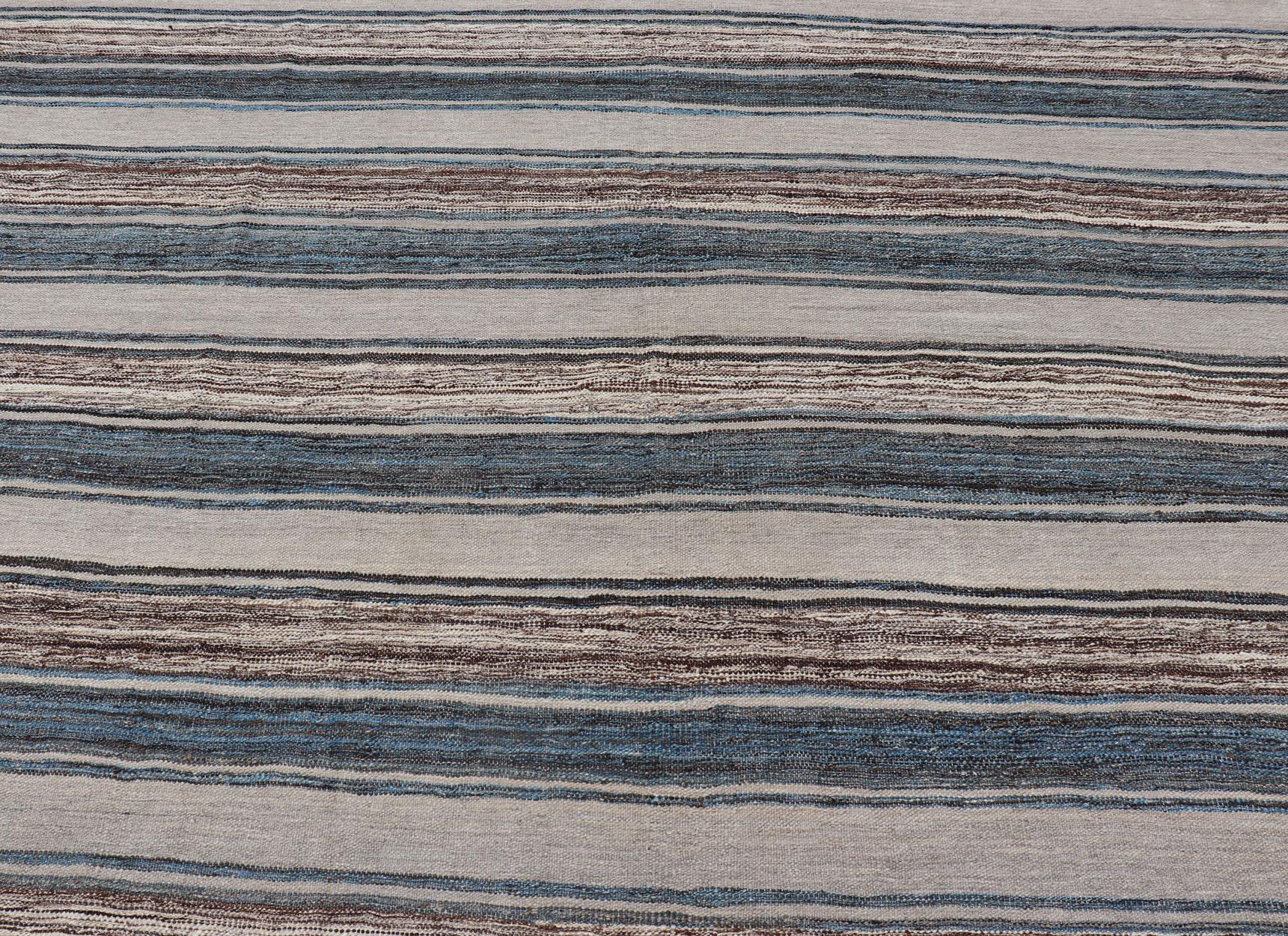 Kilim polyvalent et naturel à rayures marron, crème et bleues à tissage plat Neuf - En vente à Atlanta, GA
