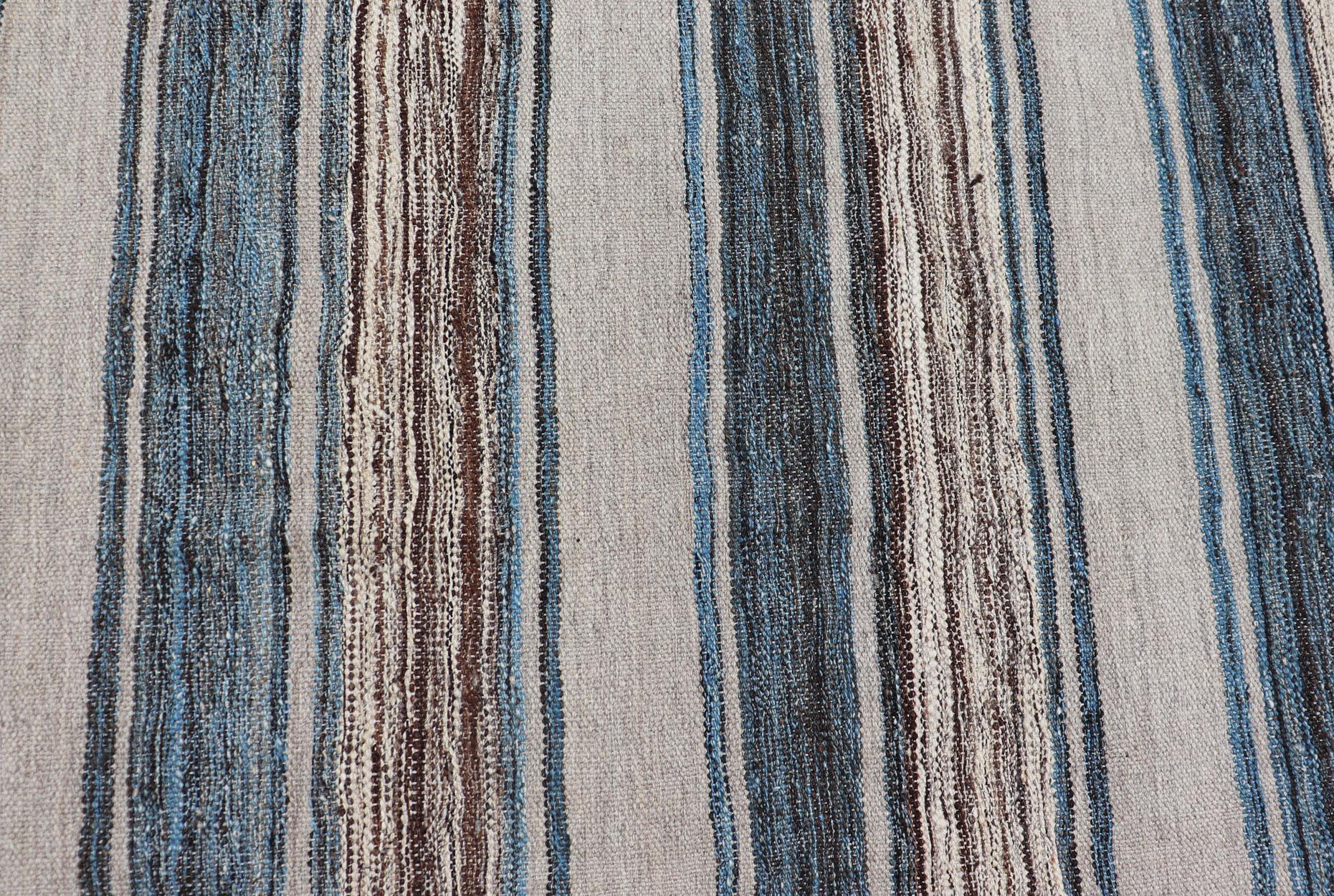 Kilim polyvalent et naturel à rayures marron, crème et bleues à tissage plat en vente 2