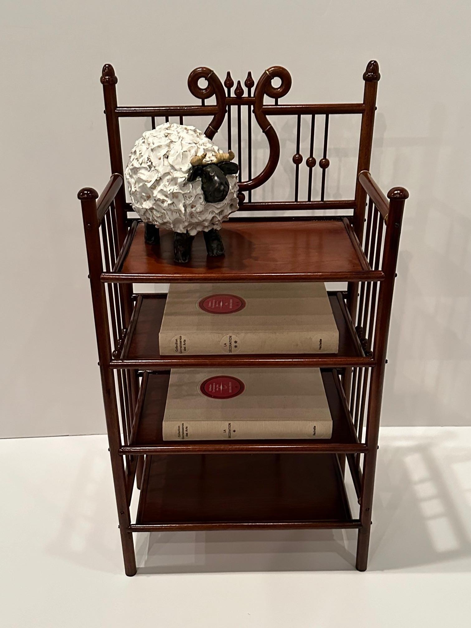 Versátil etagere antiguo de caoba de 4 niveles con una hermosa decoración de lira en un  Diseño de bola y palo con detalles de latón.
26,5 h hasta el estante superior
estante inferior 5,5 h  2ª balda 18 h 3ª balda 20 h