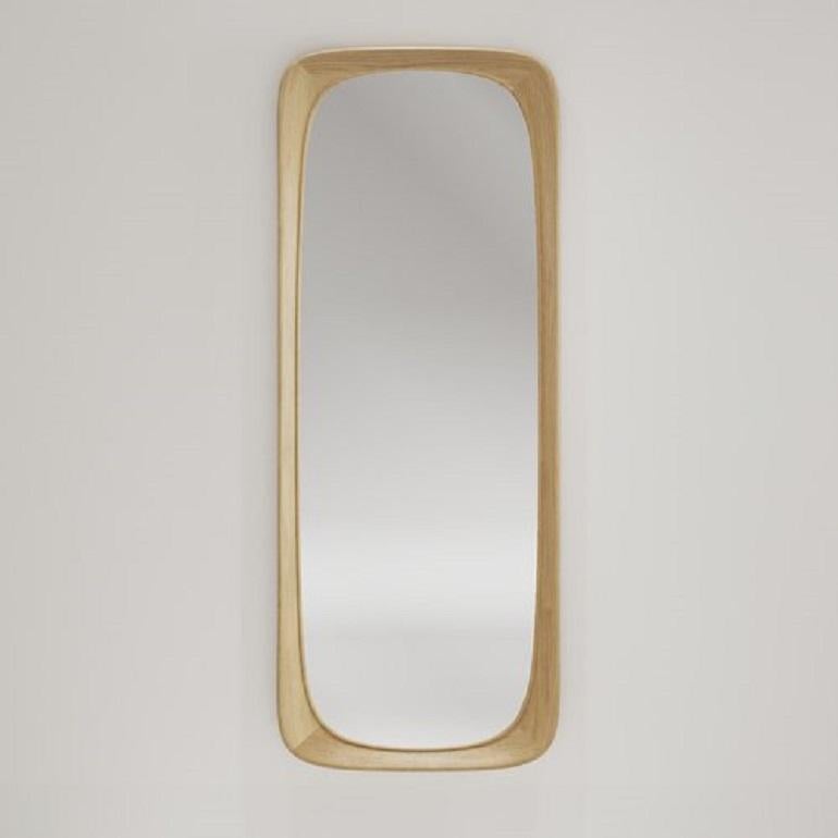 Dieser Spiegel ist in verschiedenen Größen erhältlich, die jeweils mit einem Massivholzrahmen versehen sind, der einen auffälligen Kontrast bildet. Inspiriert vom unverwechselbaren Stil der 1960er Jahre, versprühen sie Retro-Charme und