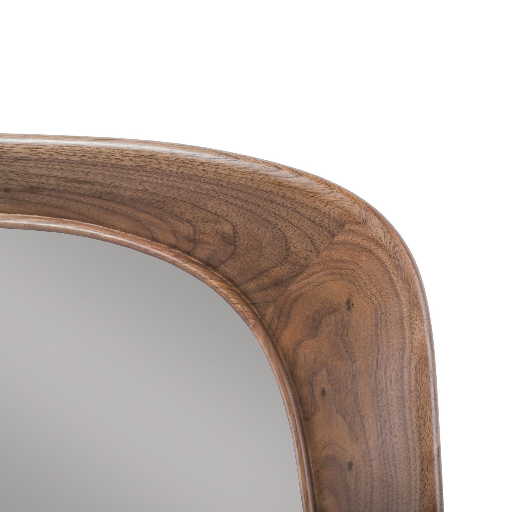 Miroir mural moyen au design polyvalent avec cadre en bois en vente 3