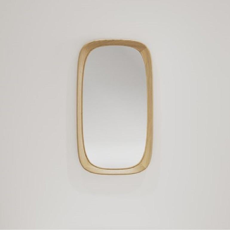 Ce miroir est disponible en différentes dimensions, chacune présentant un cadre en bois massif conçu pour offrir un contraste saisissant. Inspirés du style distinctif des années 1960, ils dégagent un charme et un caractère rétro.
Leur conception
