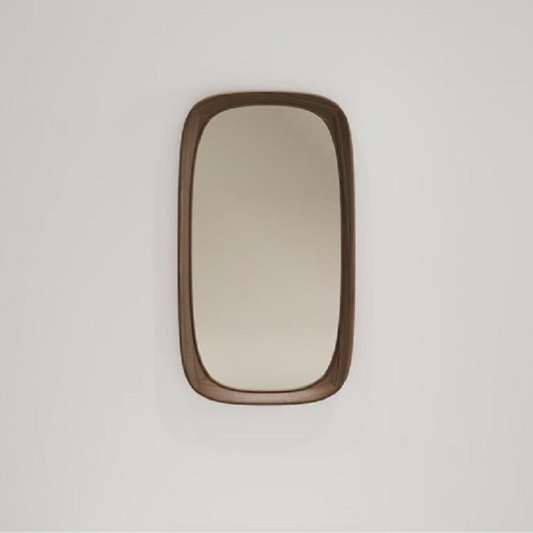 Portugais Miroir mural moyen au design polyvalent avec cadre en bois en vente