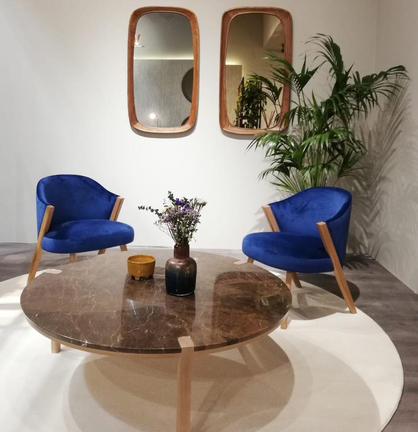 Miroir mural moyen au design polyvalent avec cadre en bois Neuf - En vente à NEW YORK, NY
