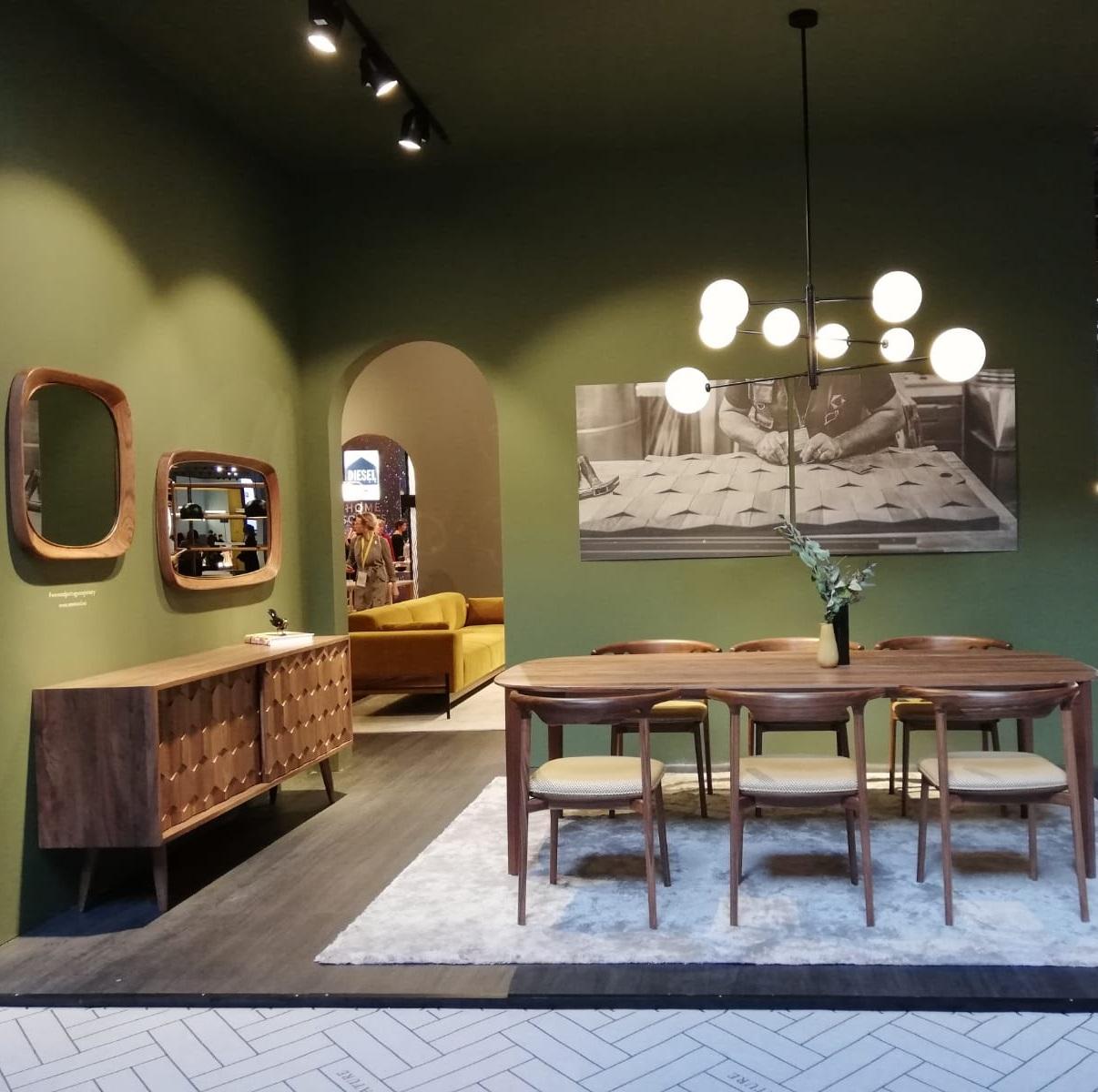 XXIe siècle et contemporain Miroir mural moyen au design polyvalent avec cadre en bois en vente
